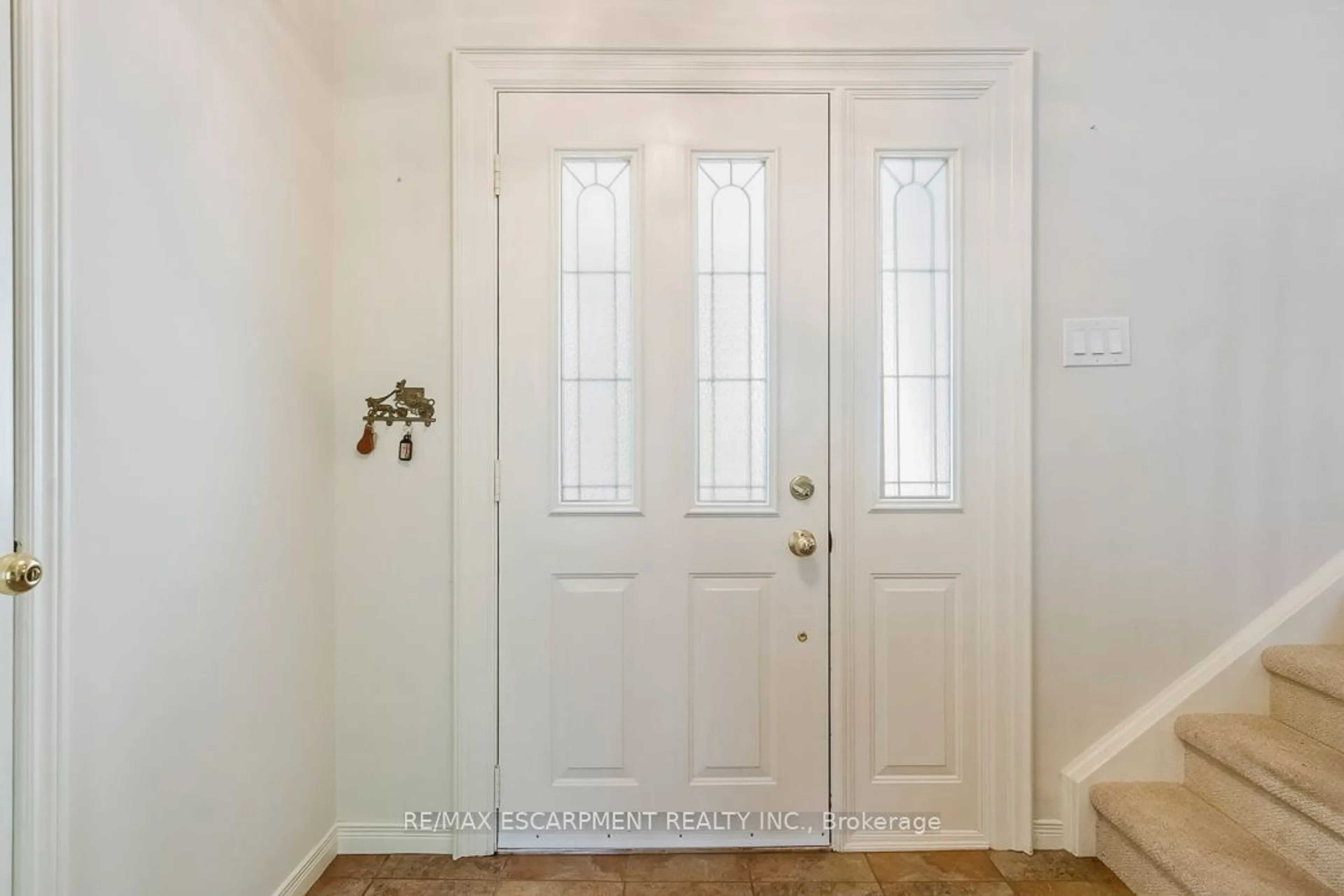 Indoor entryway, wood floors for 1180 Falgarwood Dr, Oakville Ontario L6H 2L3