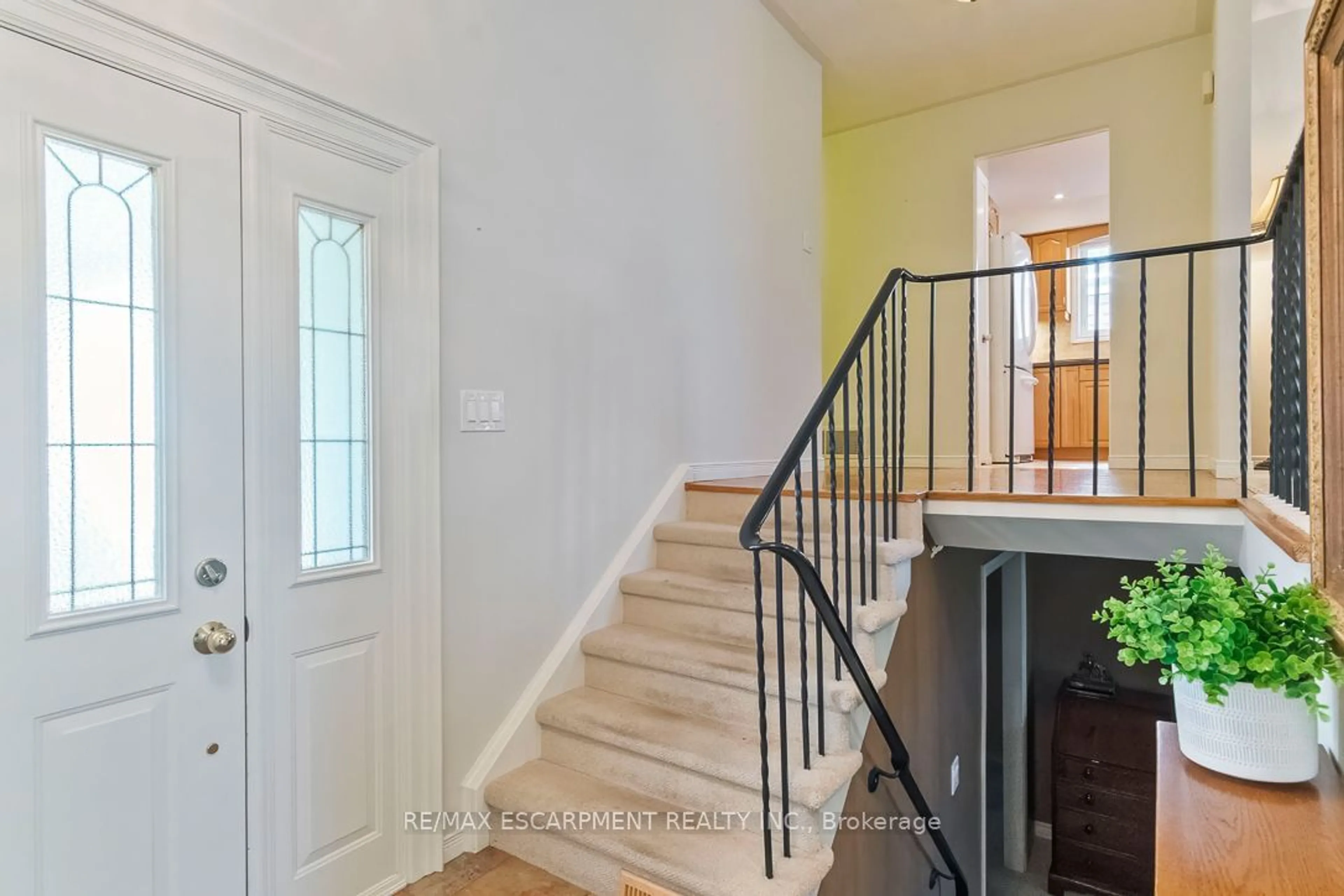 Indoor entryway, wood floors for 1180 Falgarwood Dr, Oakville Ontario L6H 2L3