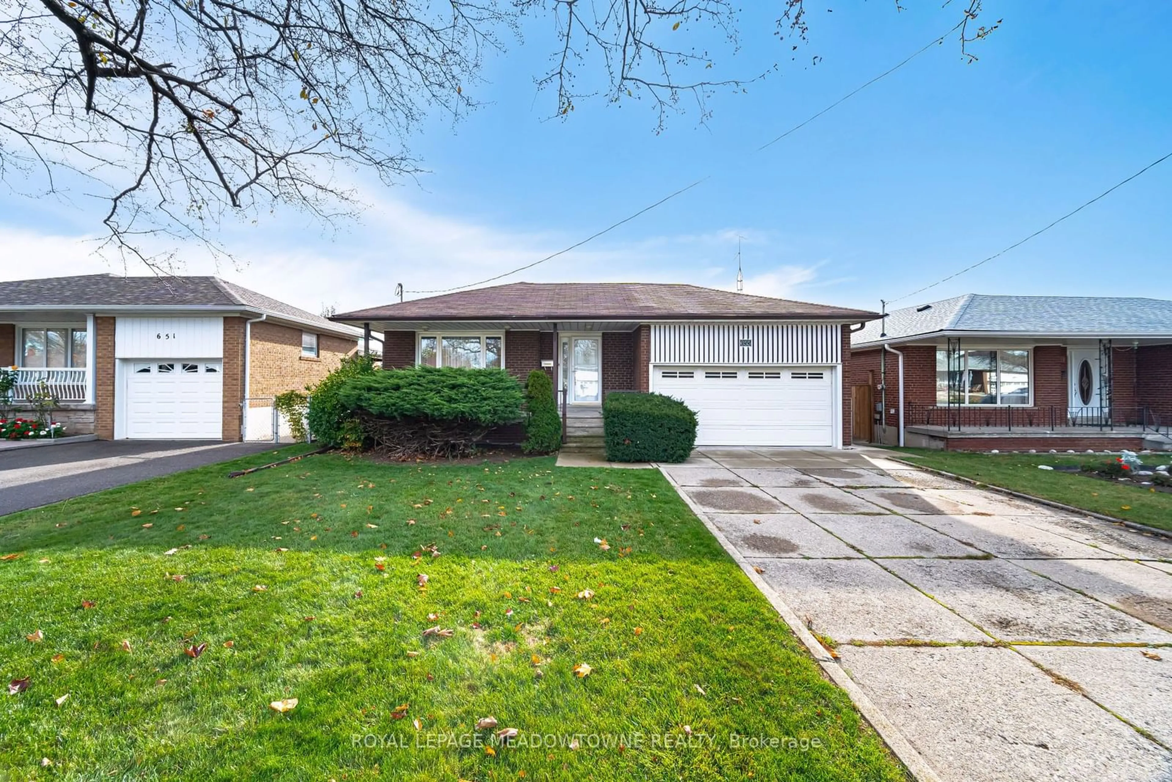 Frontside or backside of a home, the fenced backyard for 655 Netherton Cres, Mississauga Ontario L4Y 2M5