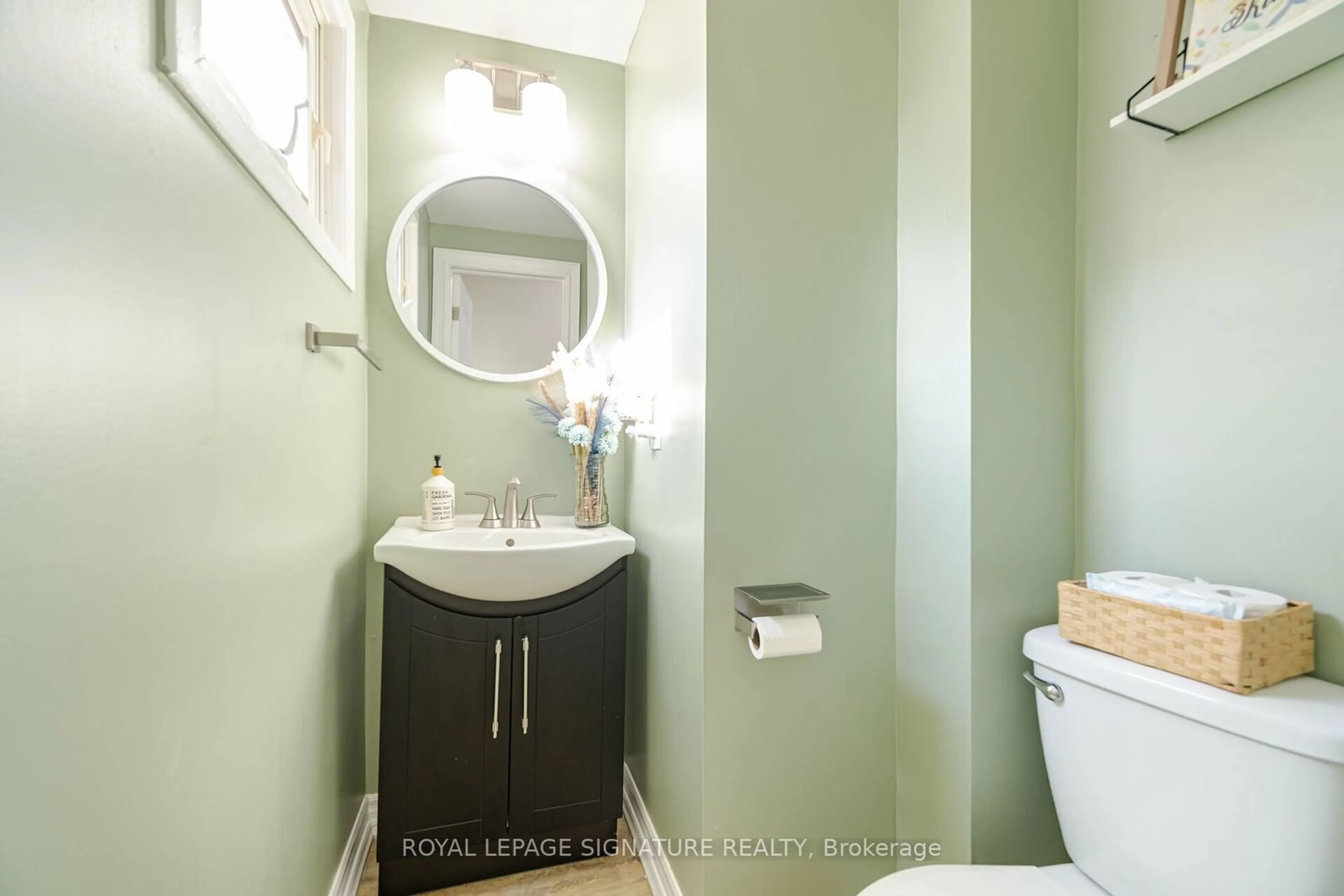 Standard bathroom, wood floors for 3011 Centennial Dr #4, Burlington Ontario L7M 1B3