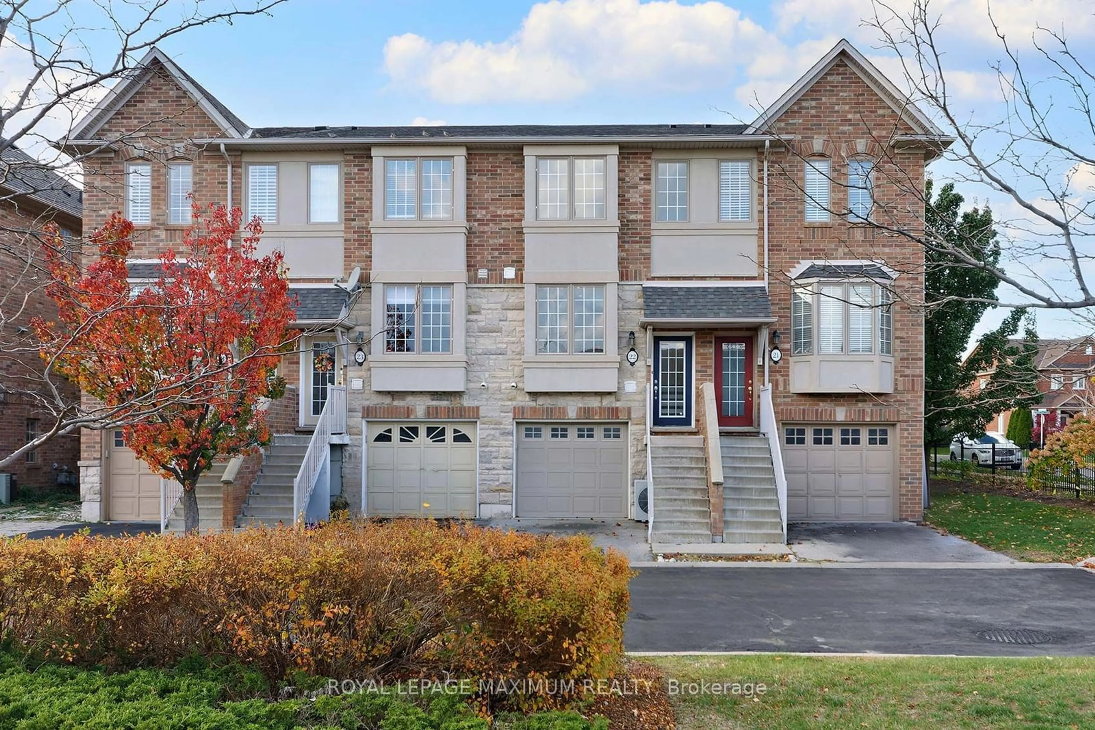 A pic from exterior of the house or condo, the street view for 435 English Rose Lane #22, Oakville Ontario L6H 7S9