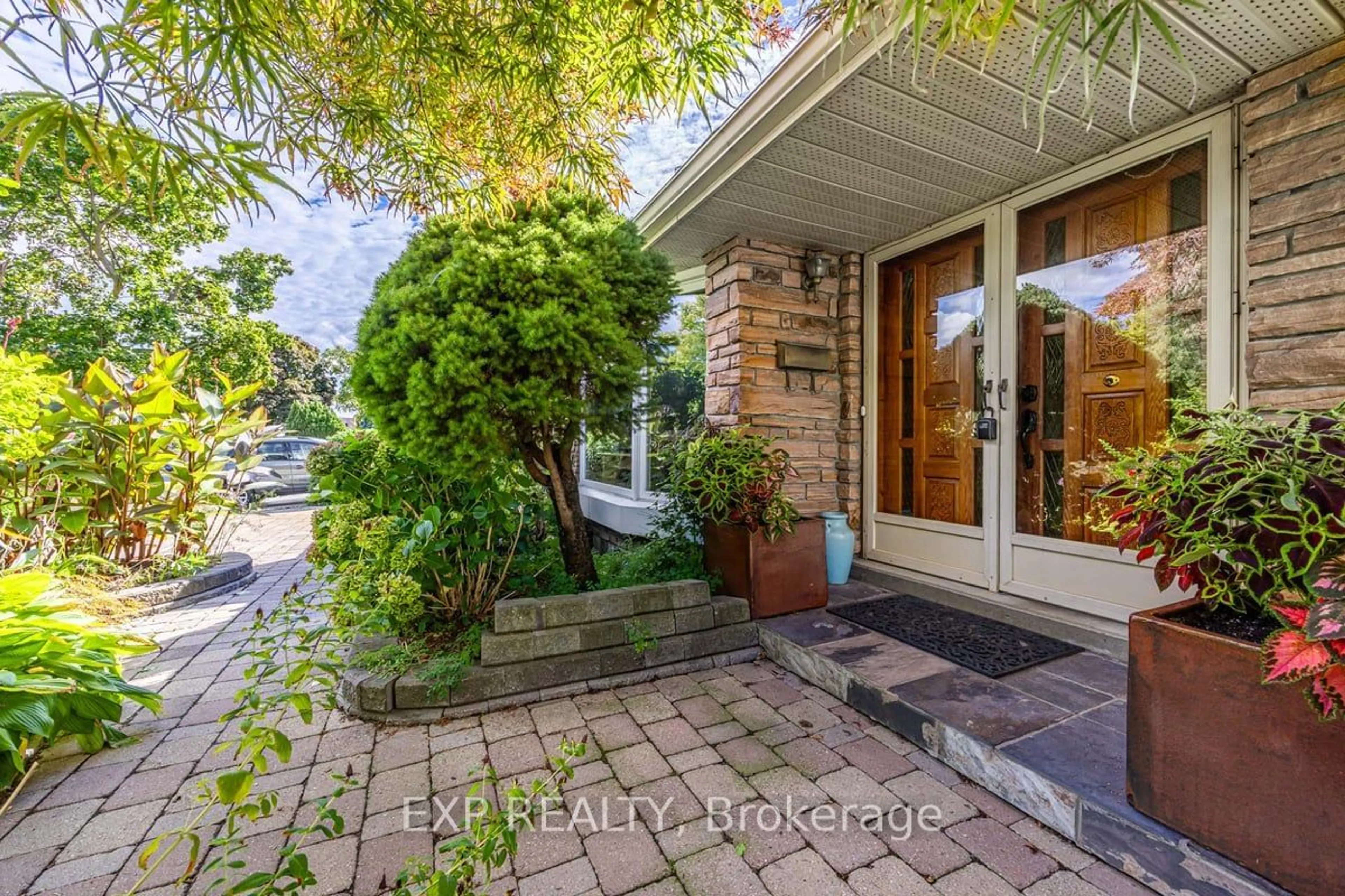 Indoor entryway, wood floors for 973 Sierra Blvd, Mississauga Ontario L4Y 2E3