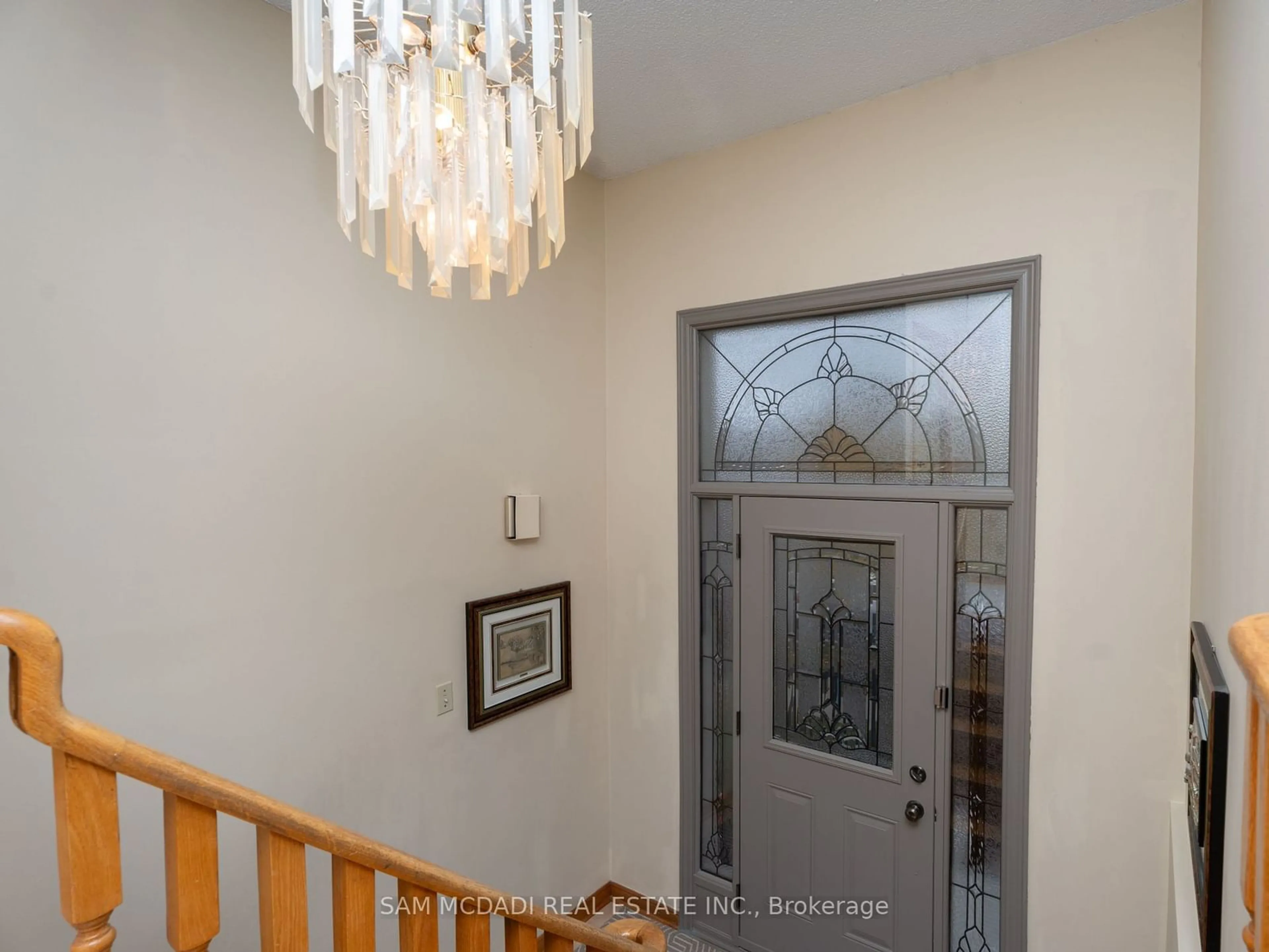 Indoor foyer, wood floors for 5472 Bourget Dr, Mississauga Ontario L5R 3C9