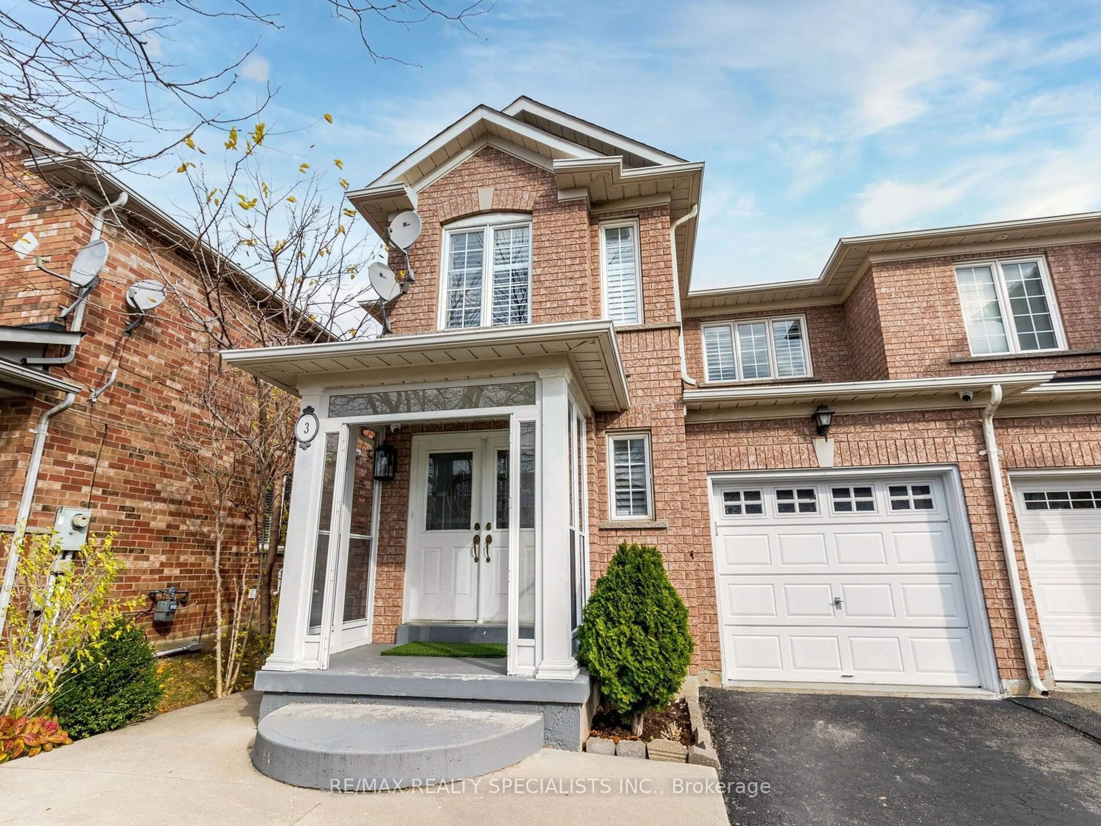 Home with brick exterior material for 3 Butterchurn Rd, Brampton Ontario L6X 4V1