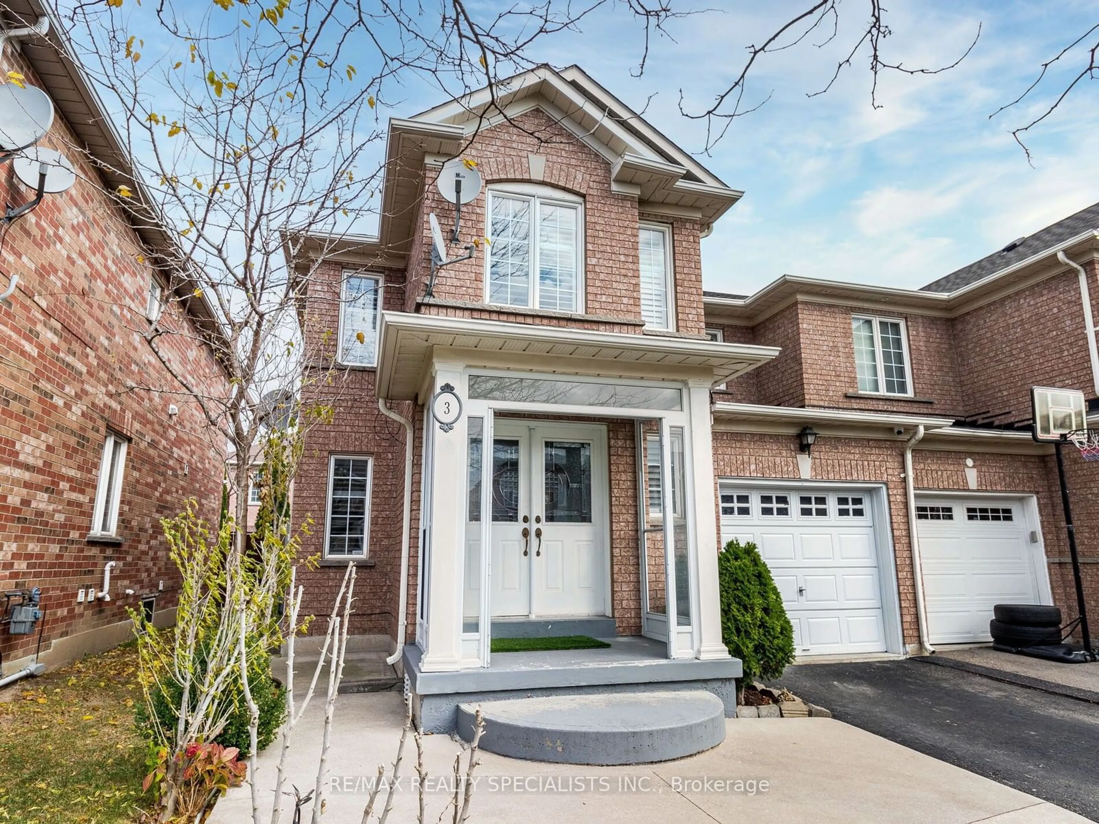 Home with brick exterior material for 3 Butterchurn Rd, Brampton Ontario L6X 4V1