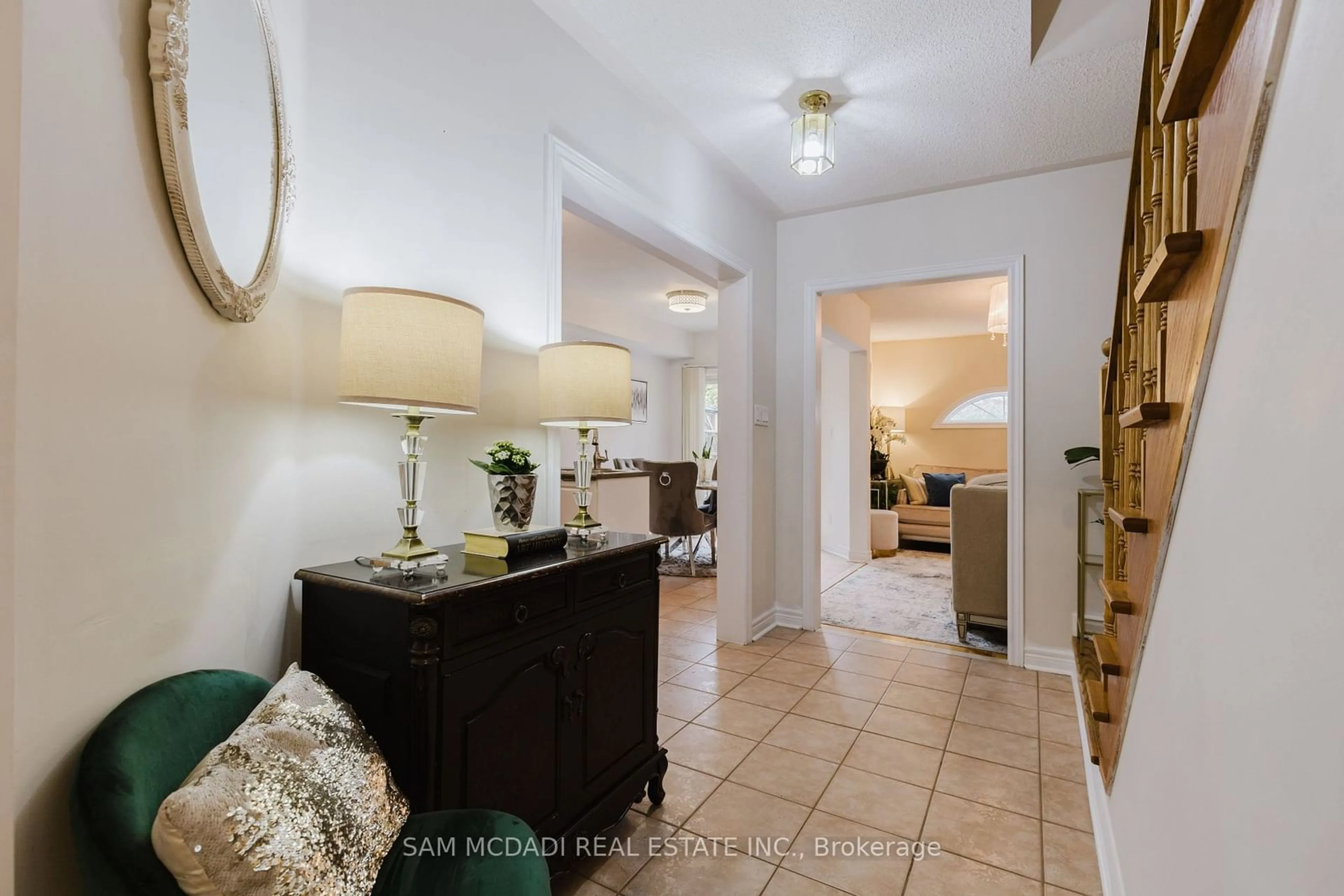 Indoor entryway, wood floors for 631 Madame St, Mississauga Ontario L5W 1G6