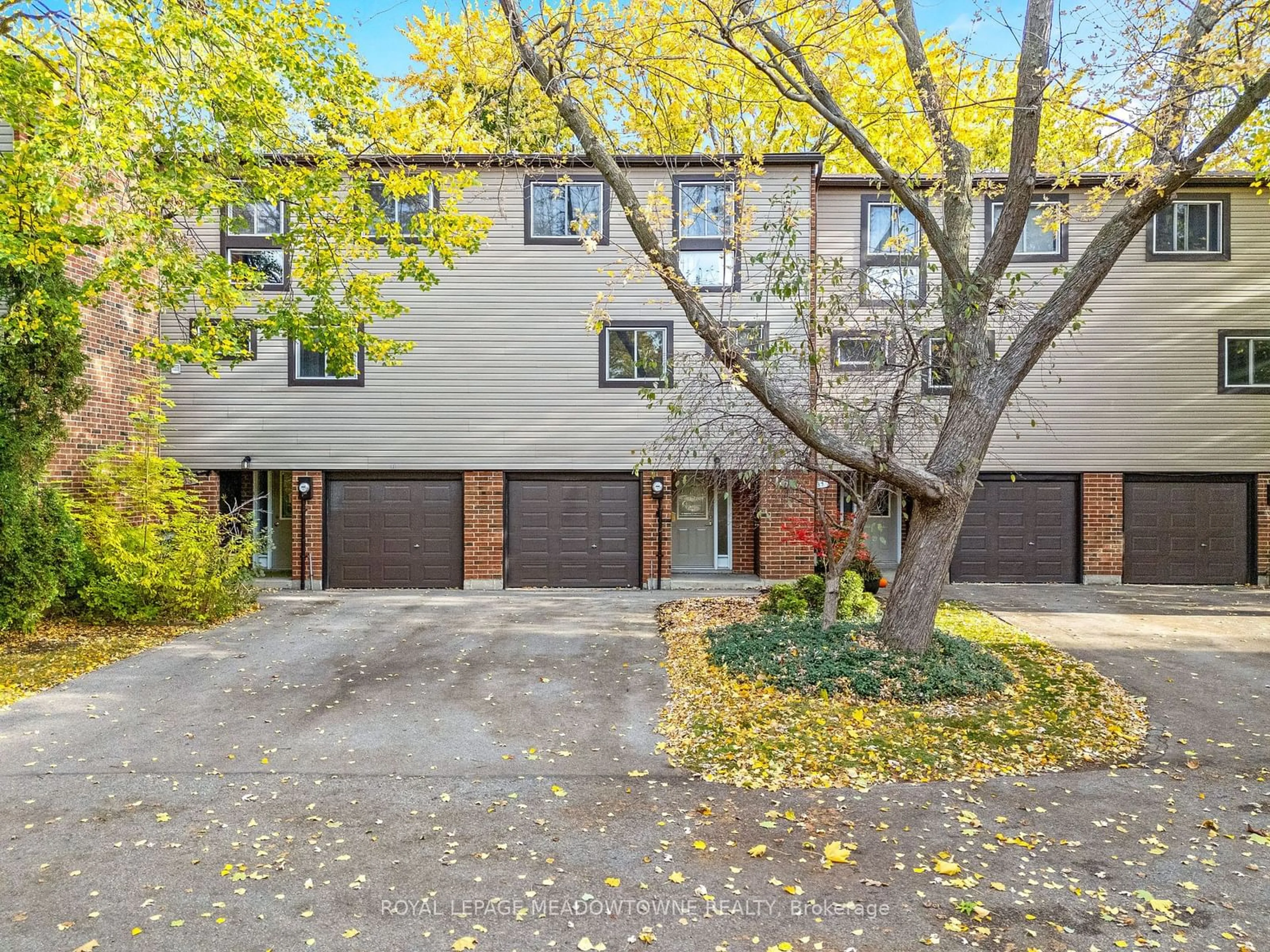 A pic from exterior of the house or condo, the street view for 250 Satok Cres #32, Milton Ontario L9T 3P4