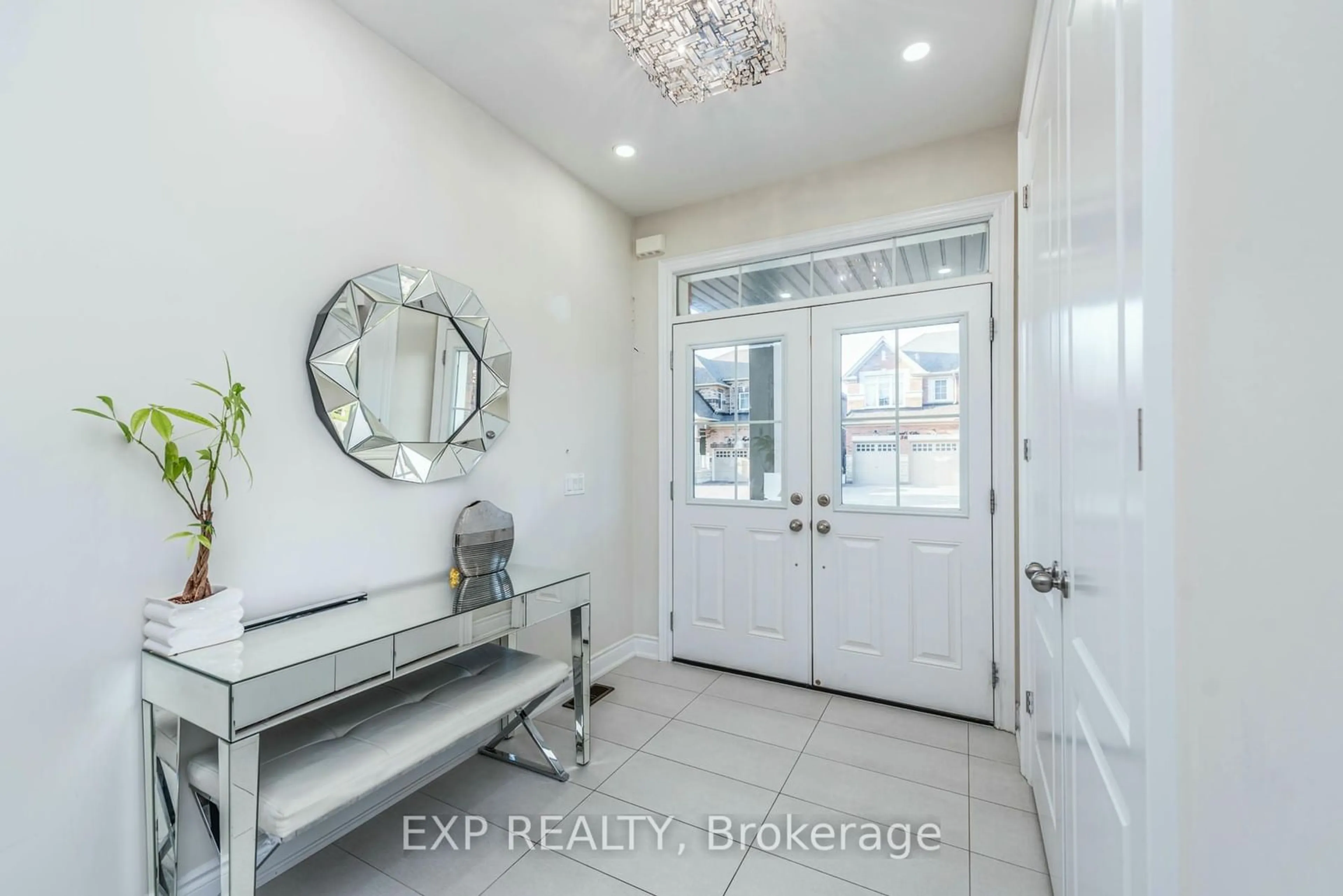 Indoor entryway, wood floors for 57 Valleybrook Cres, Caledon Ontario L7C 4C5