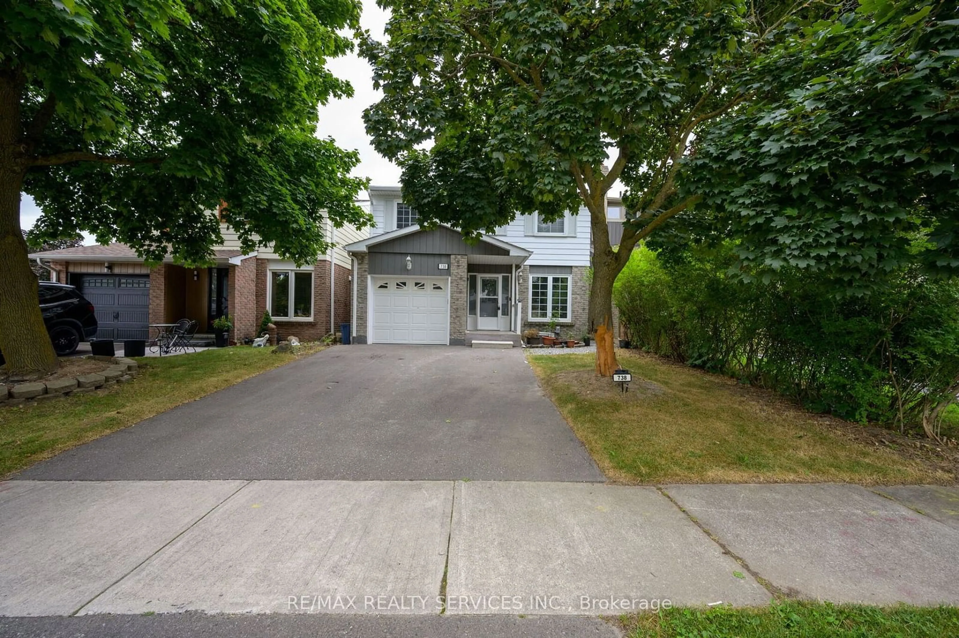 Frontside or backside of a home, the street view for 738 Briar Cres, Milton Ontario L9T 3Z8