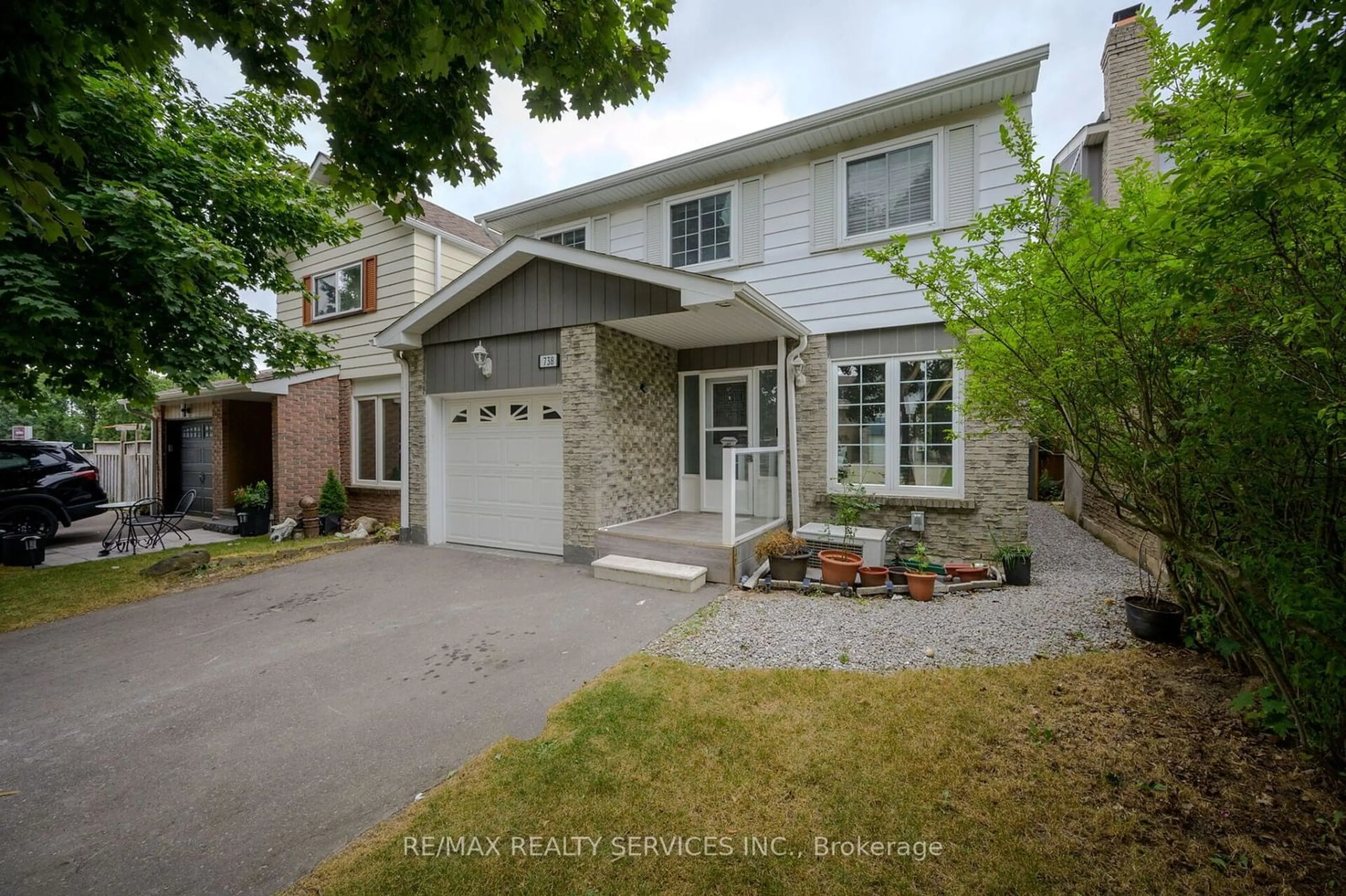 Frontside or backside of a home, the street view for 738 Briar Cres, Milton Ontario L9T 3Z8