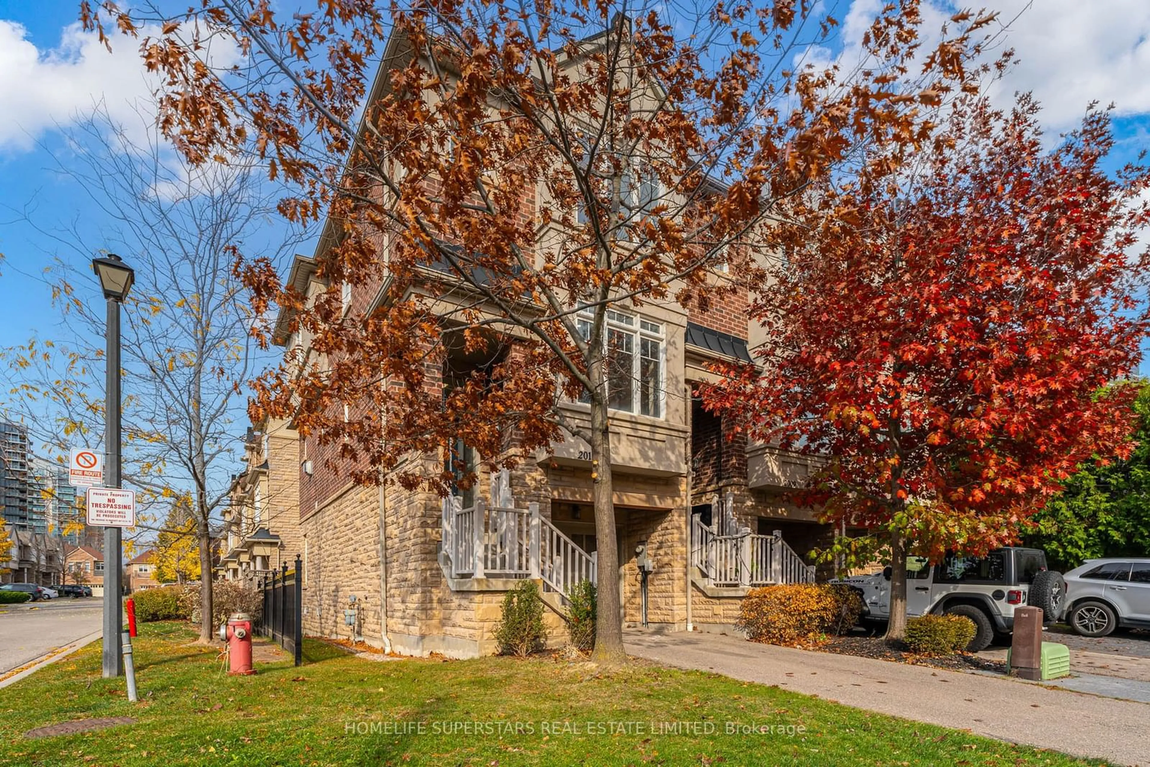 A pic from exterior of the house or condo, the street view for 2011 Lushes Ave, Mississauga Ontario L5J 1H3