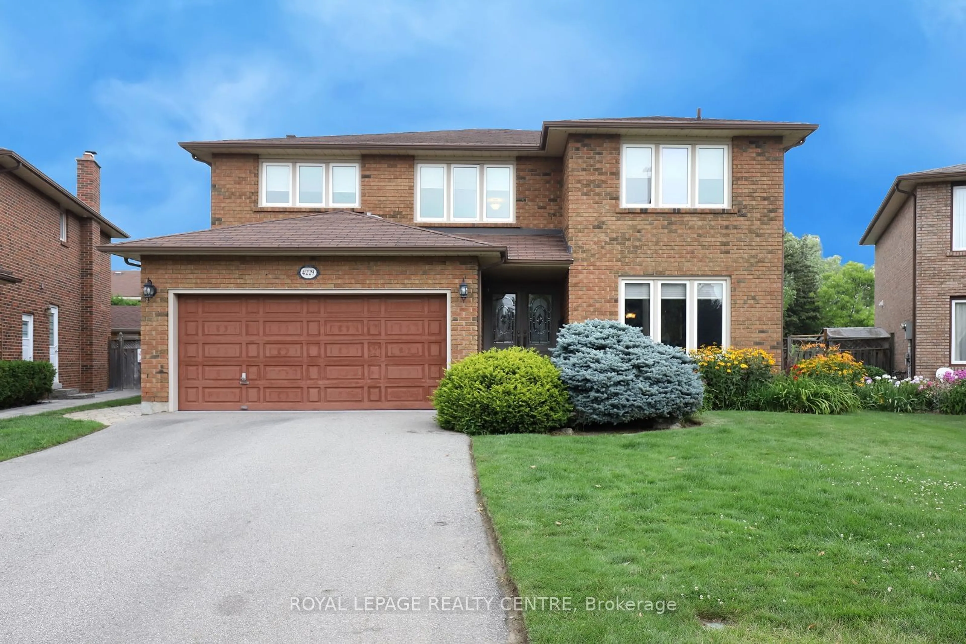 Frontside or backside of a home, the street view for 4229 Capilano Crt, Mississauga Ontario L4W 4H9