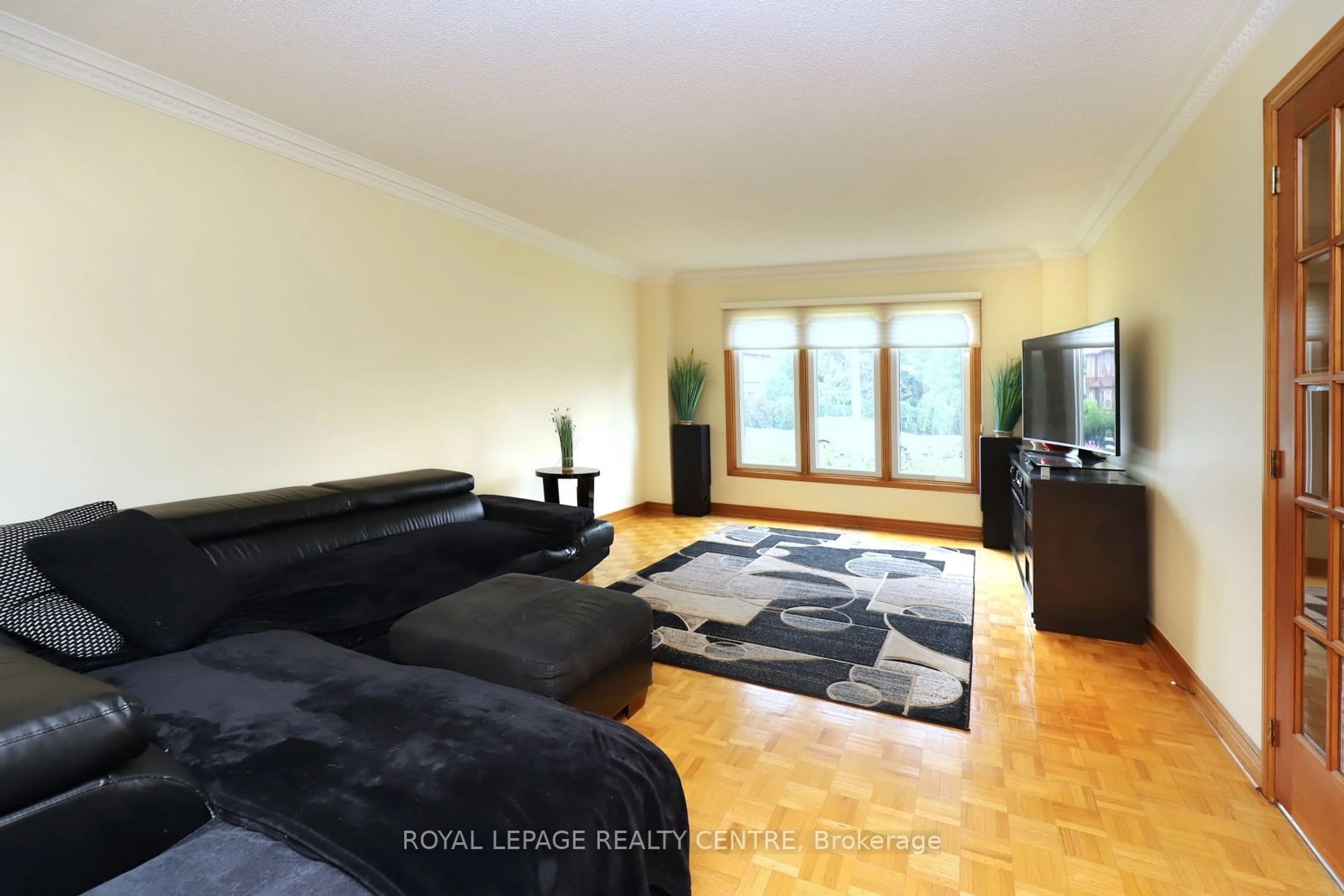 Living room, wood floors for 4229 Capilano Crt, Mississauga Ontario L4W 4H9