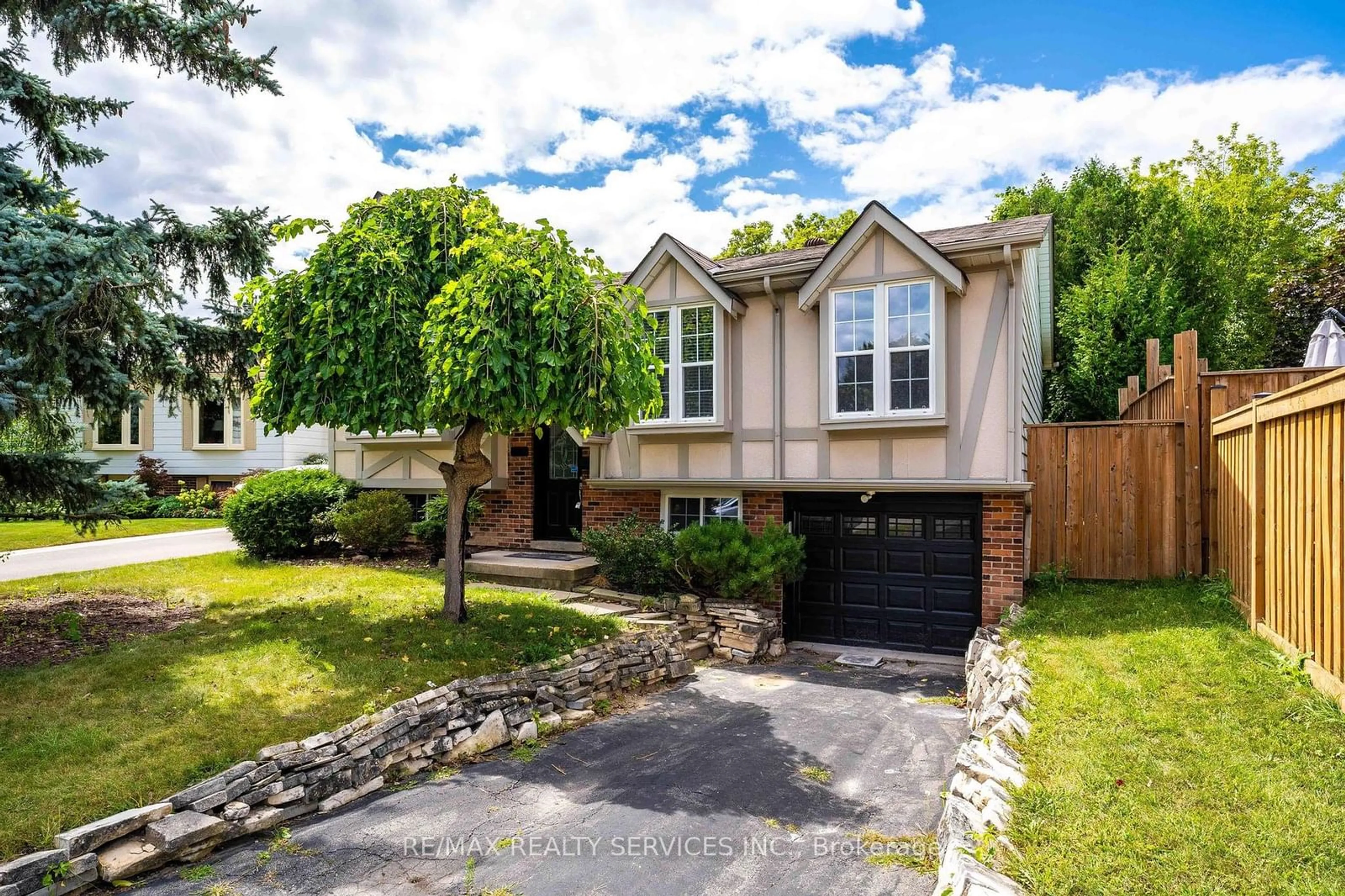 Frontside or backside of a home, cottage for 1301 Janina Blvd, Burlington Ontario L7P 1K2