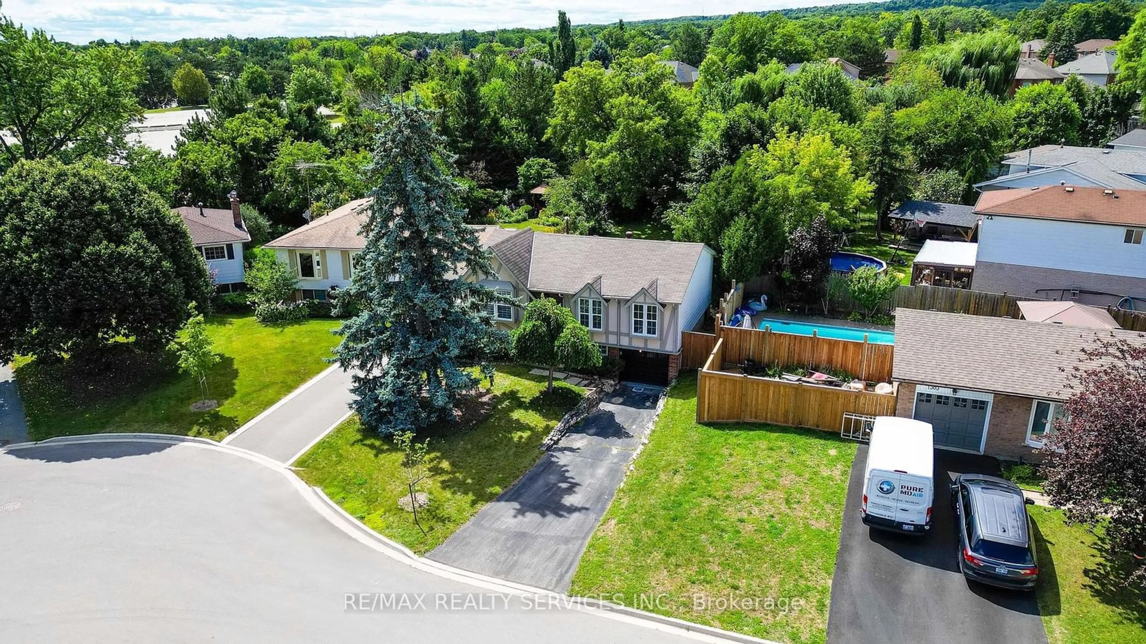 Frontside or backside of a home, the fenced backyard for 1301 Janina Blvd, Burlington Ontario L7P 1K2