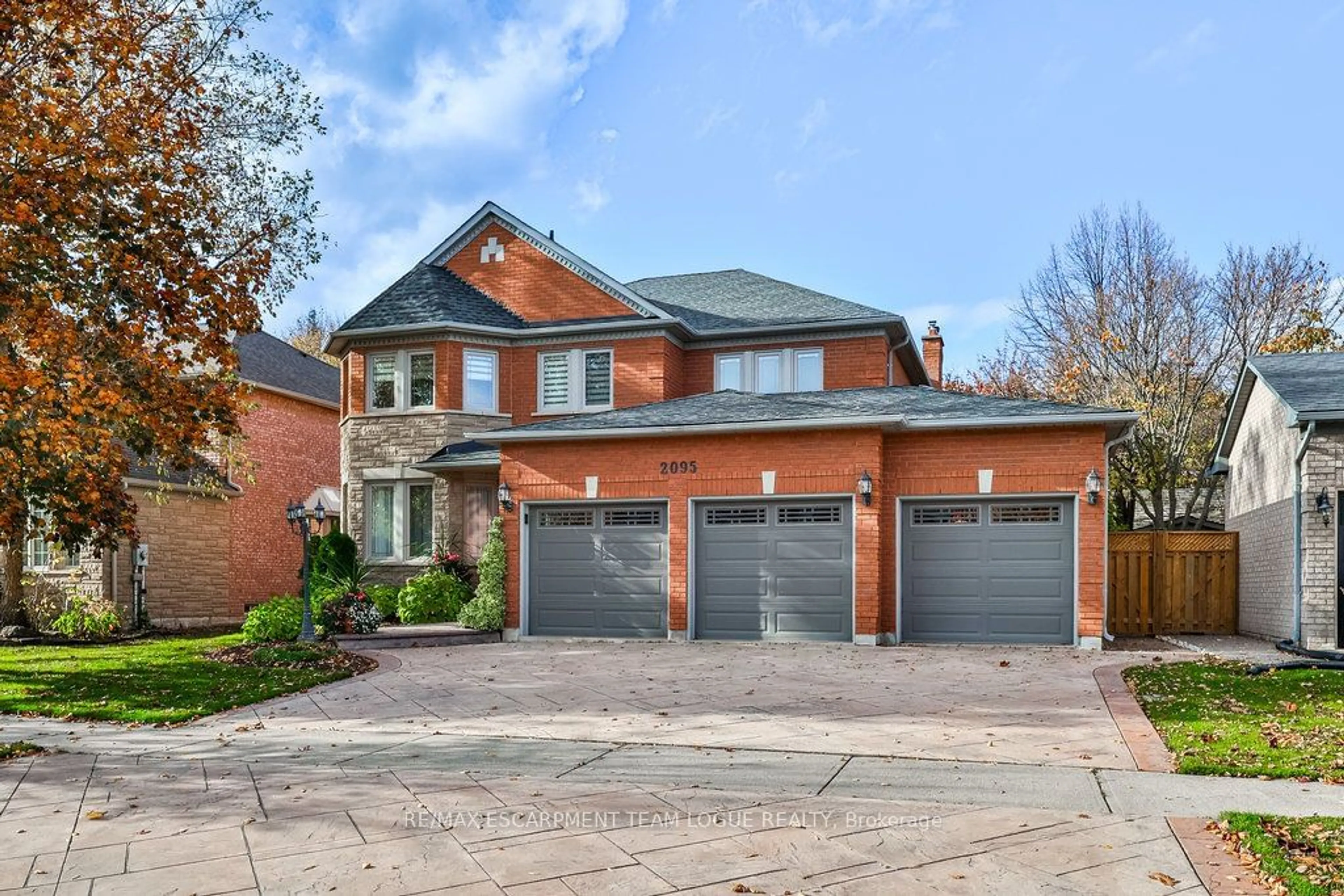 Home with brick exterior material for 2095 Simcoe Dr, Burlington Ontario L7M 4E8