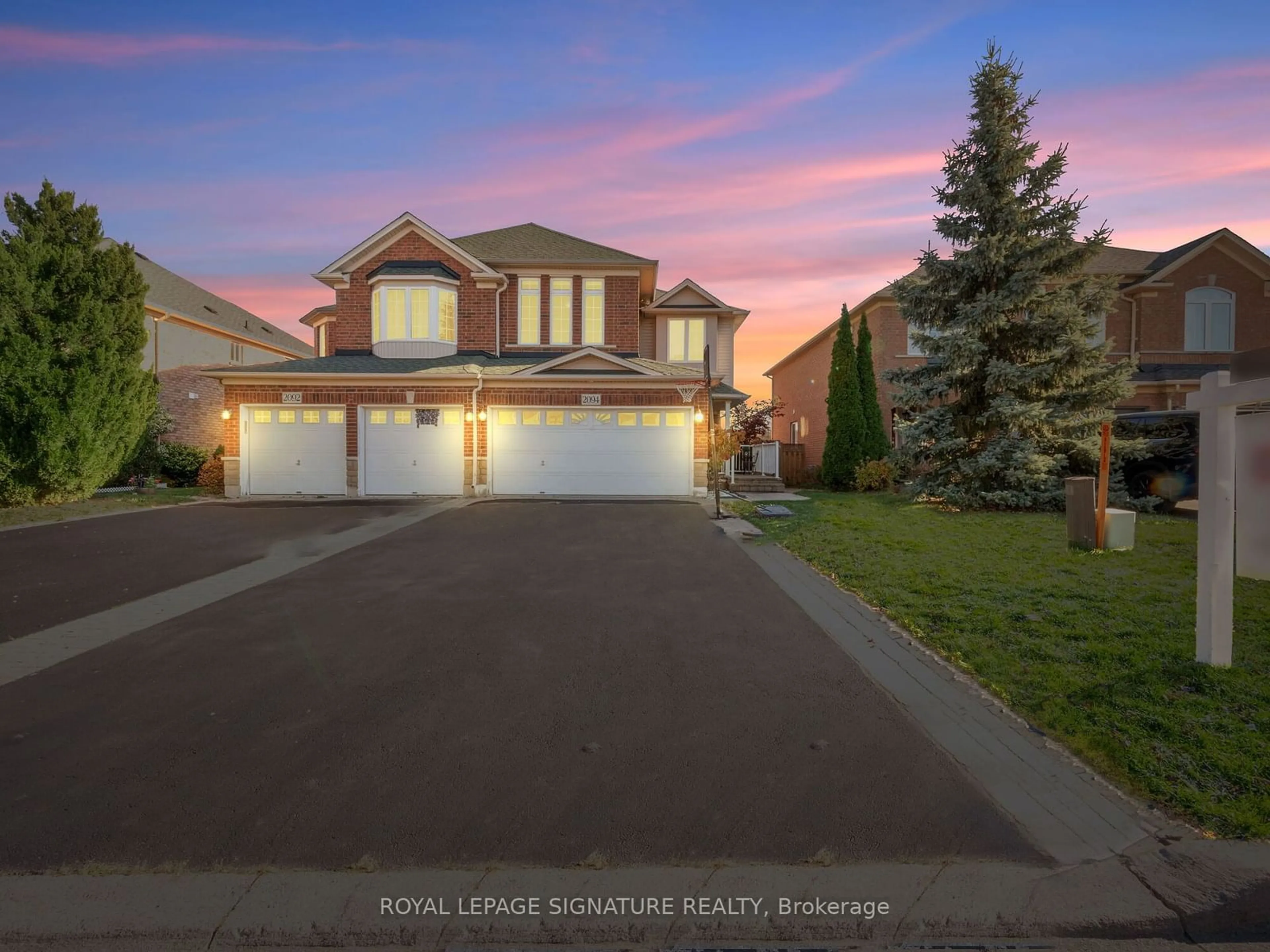 Frontside or backside of a home, the street view for 2094 Redstone Cres, Oakville Ontario L6M 5B1