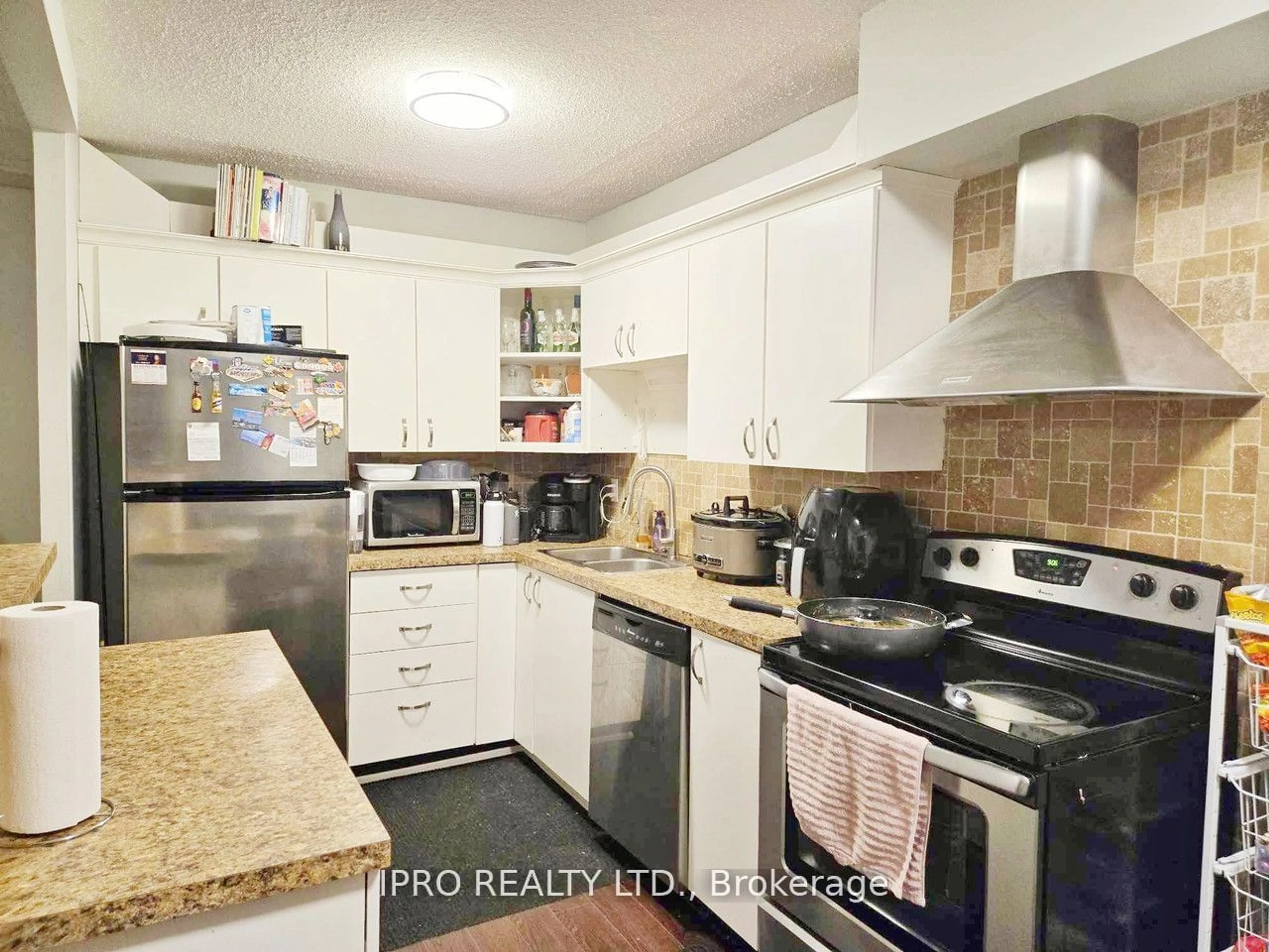 Standard kitchen for 1000 Cedarglen Gate #520, Mississauga Ontario L5C 3Z5