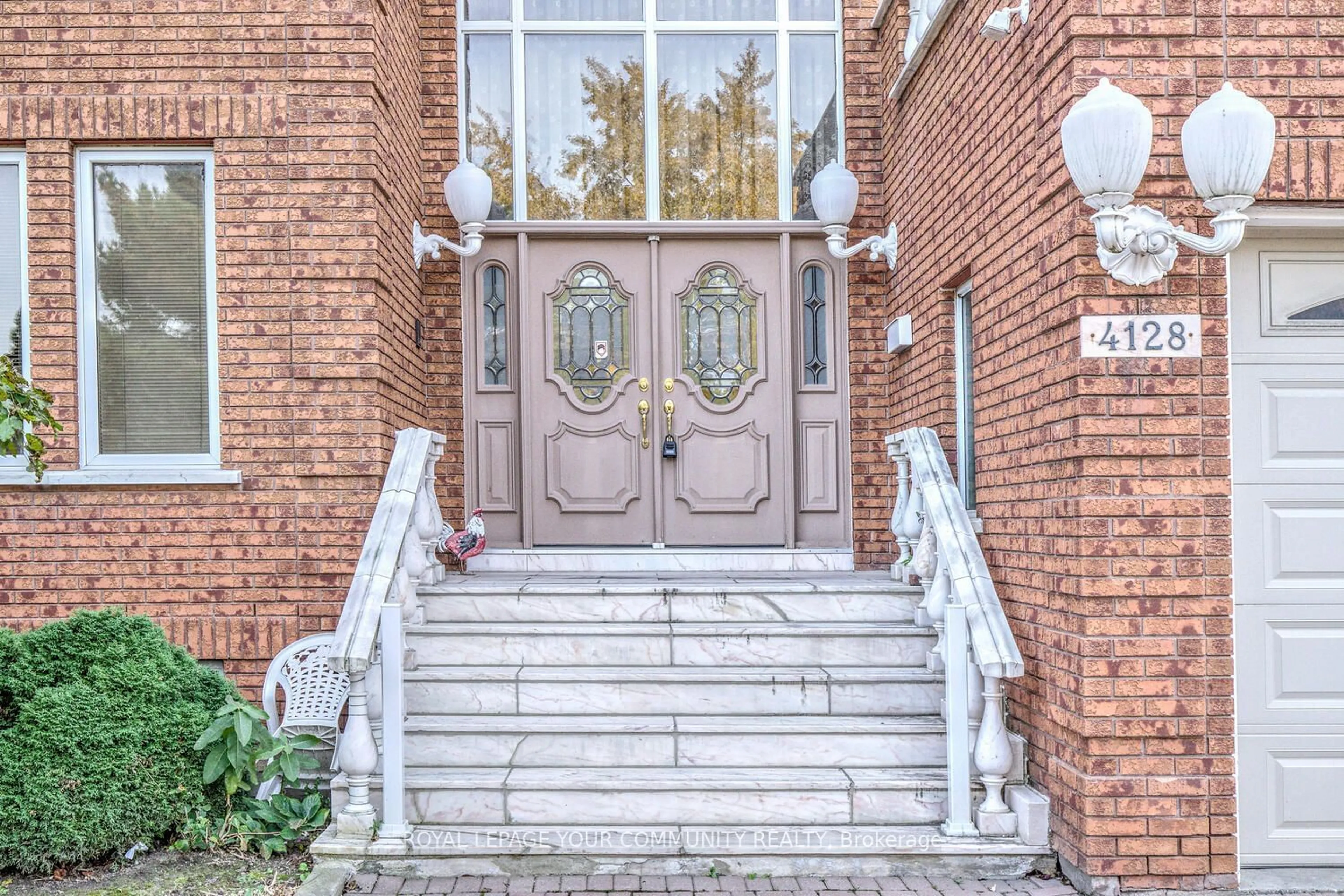 Indoor entryway, wood floors for 4128 Tapestry Tr, Mississauga Ontario L4W 4B7