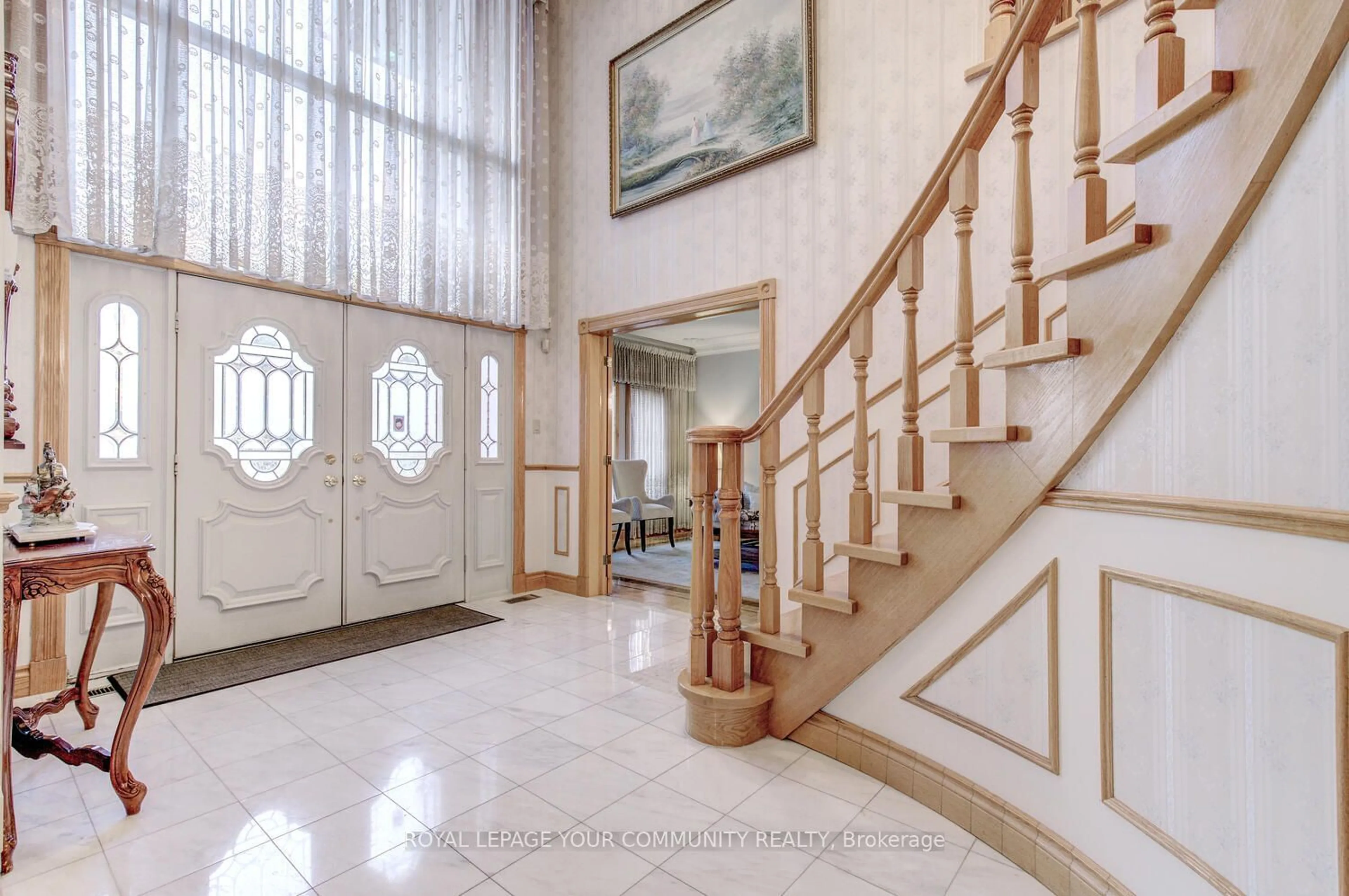 Indoor foyer, wood floors for 4128 Tapestry Tr, Mississauga Ontario L4W 4B7