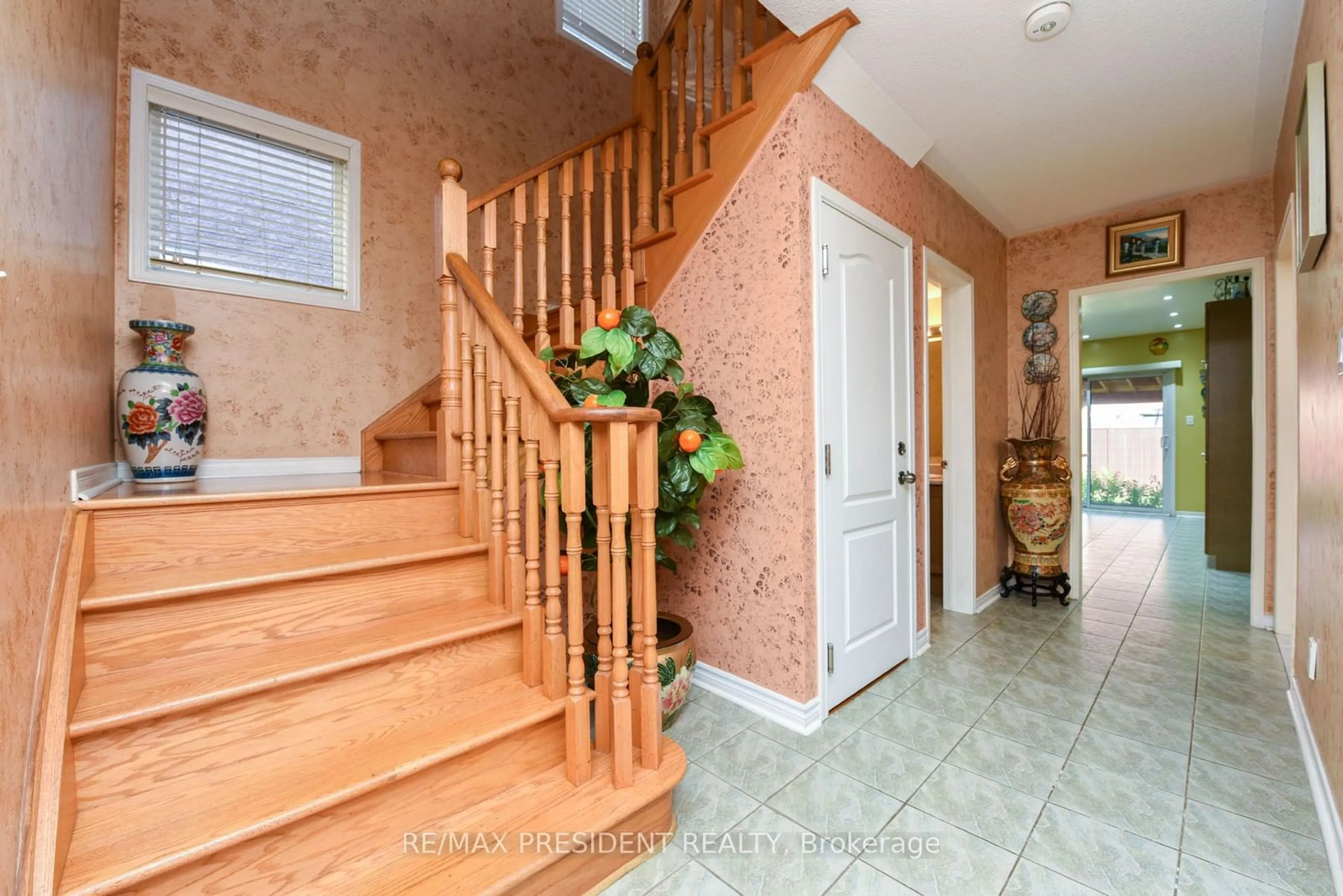 Indoor entryway, wood floors for 11 Oxtail Lane, Brampton Ontario L6X 5E2