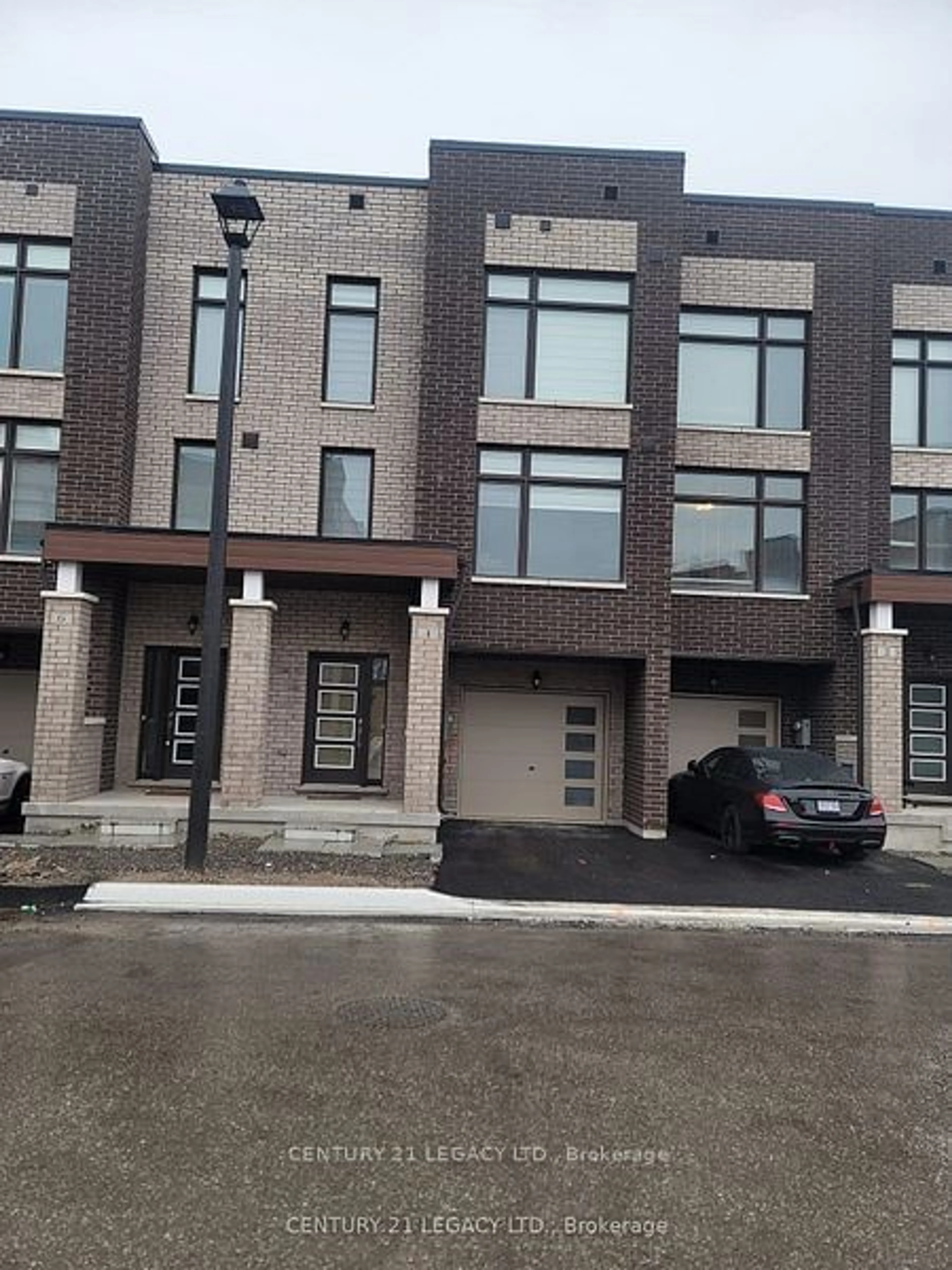 A pic from exterior of the house or condo, the front or back of building for 4 Queenpost Dr, Brampton Ontario L6Y 0B7