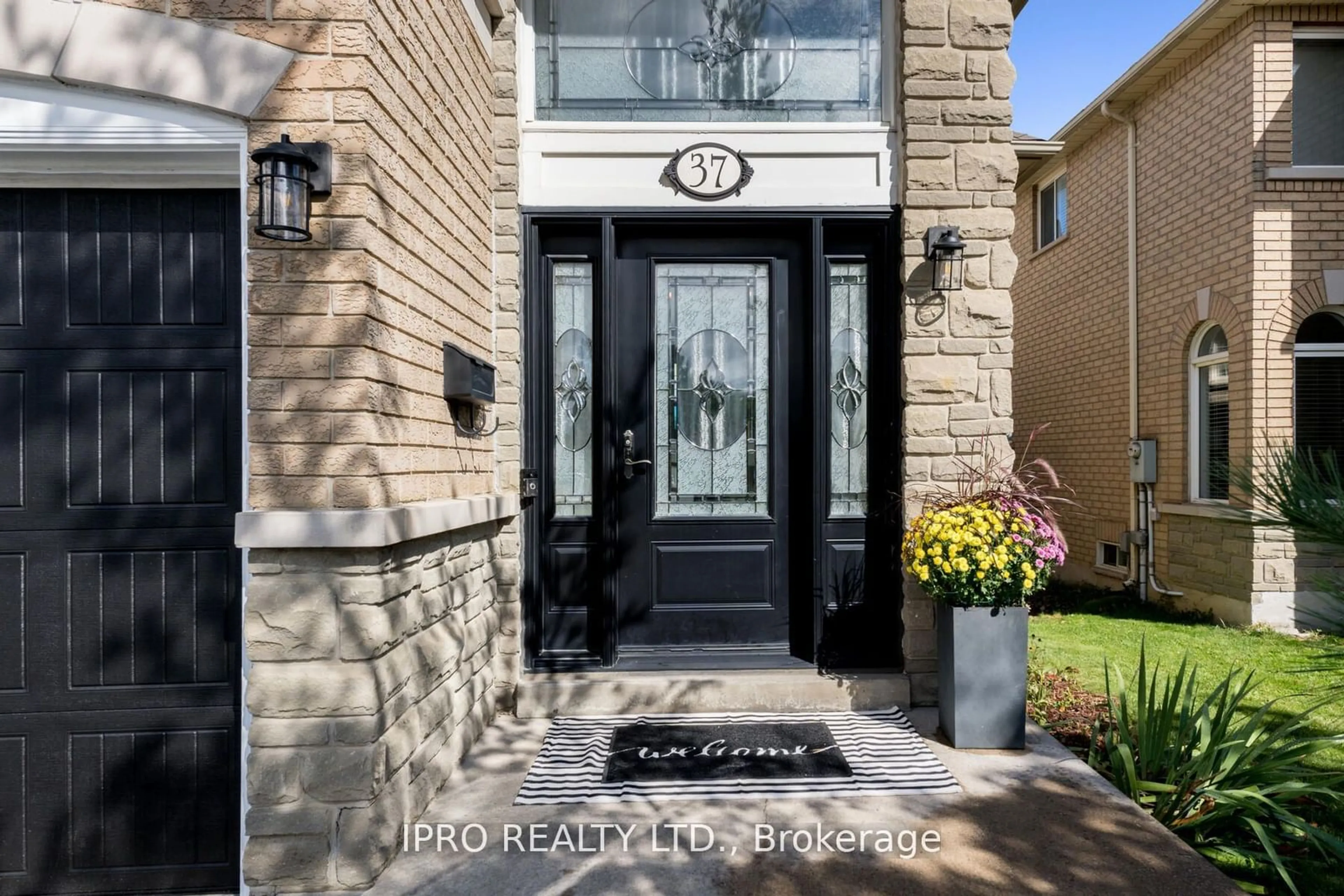 Indoor entryway, wood floors for 37 Summer Valley Dr, Brampton Ontario L6Z 4V3