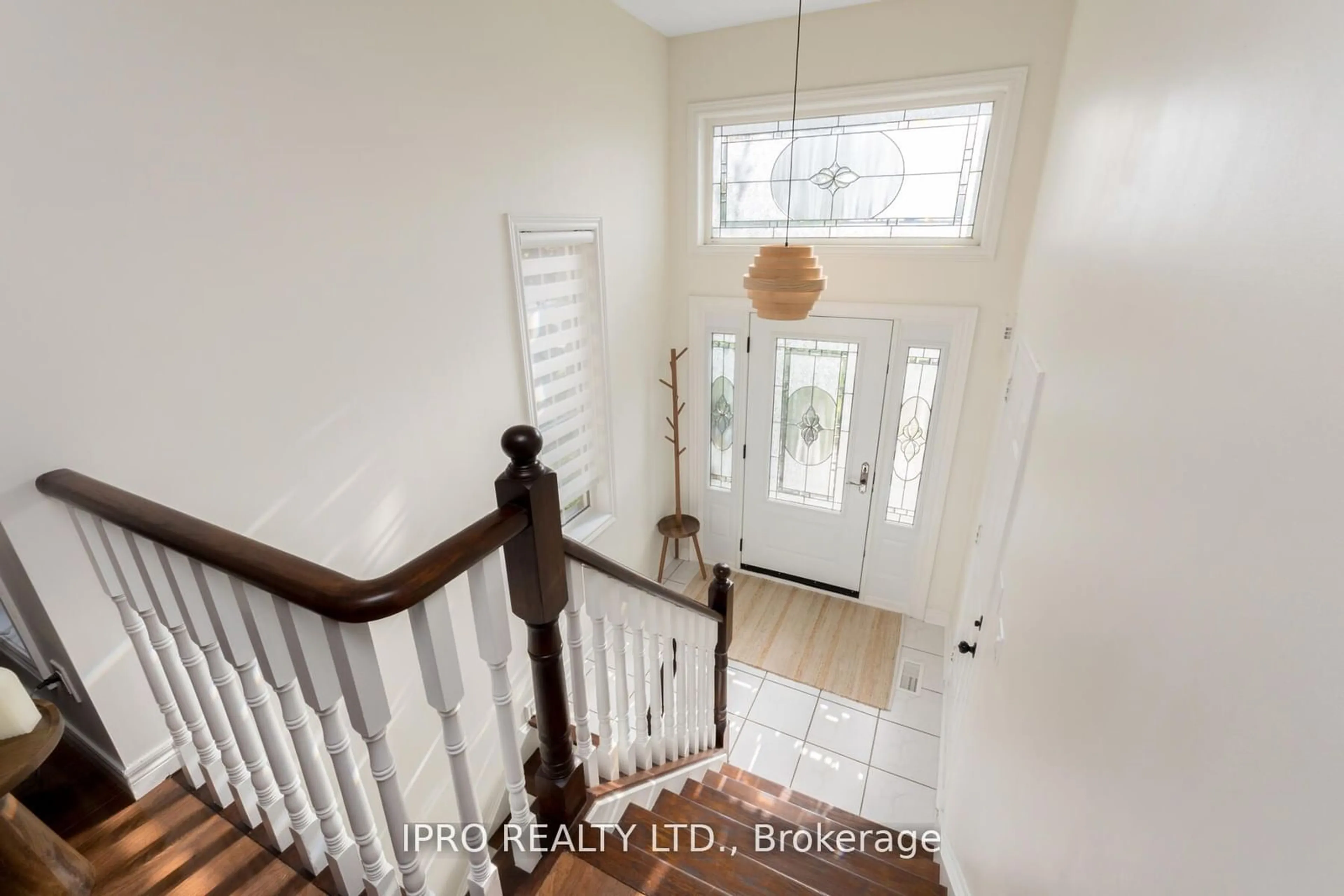 Indoor entryway, wood floors for 37 Summer Valley Dr, Brampton Ontario L6Z 4V3