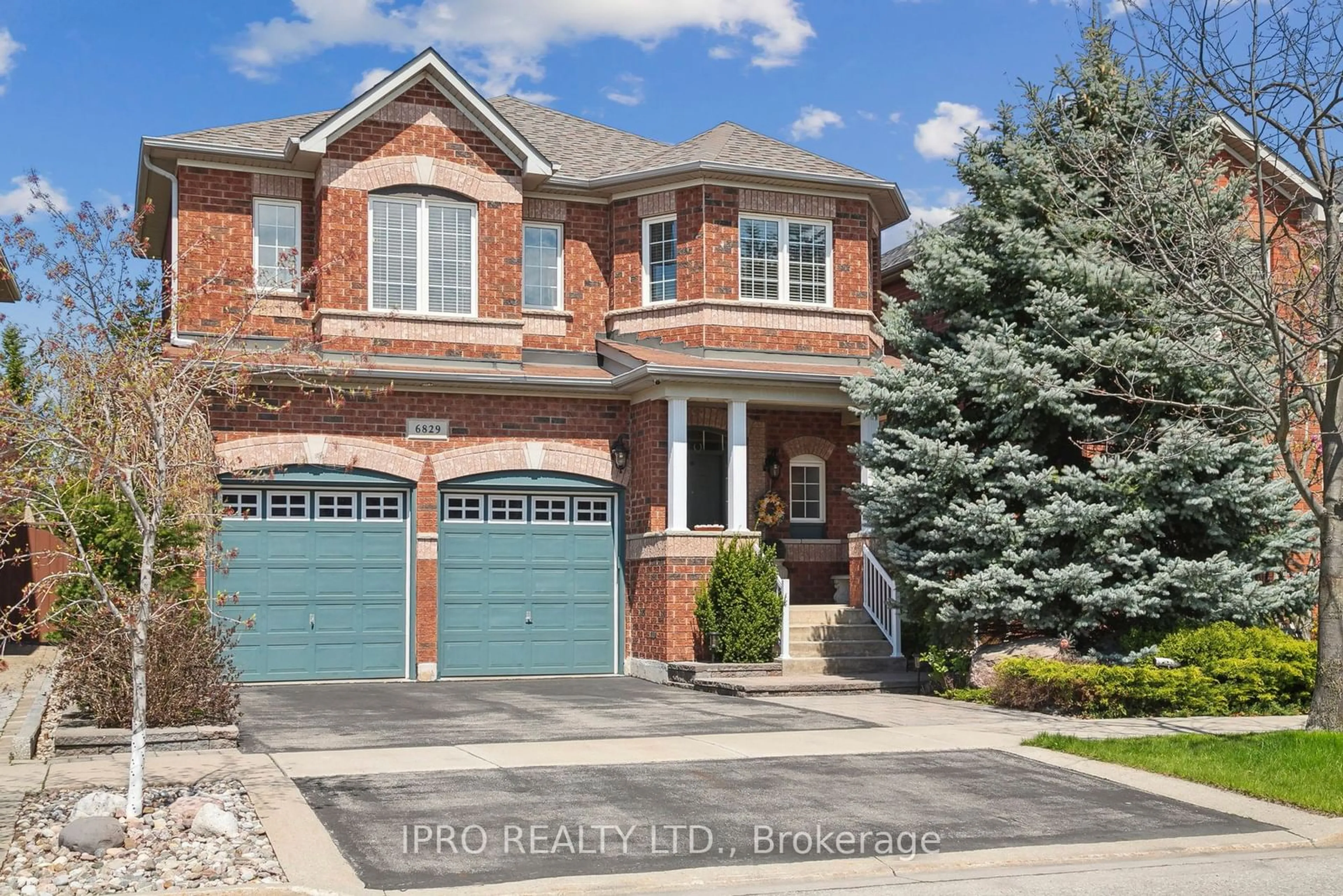 Home with brick exterior material for 6829 Golden Hills Way, Mississauga Ontario L5W 1P3