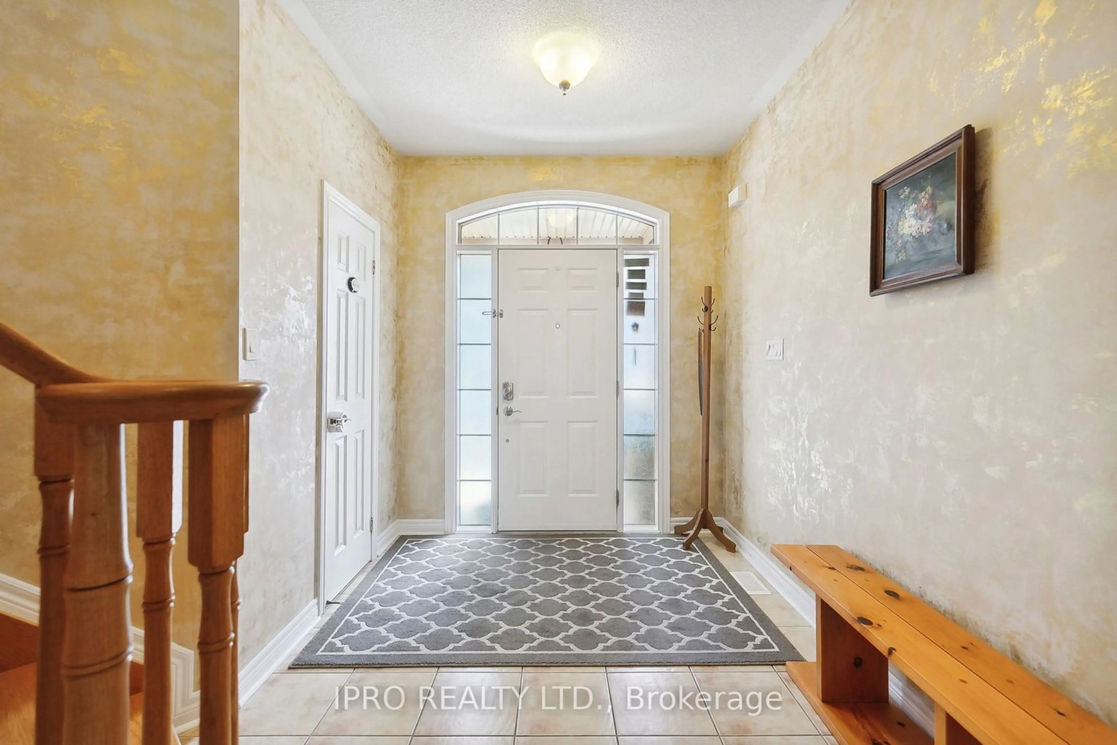 Indoor entryway, wood floors for 6829 Golden Hills Way, Mississauga Ontario L5W 1P3