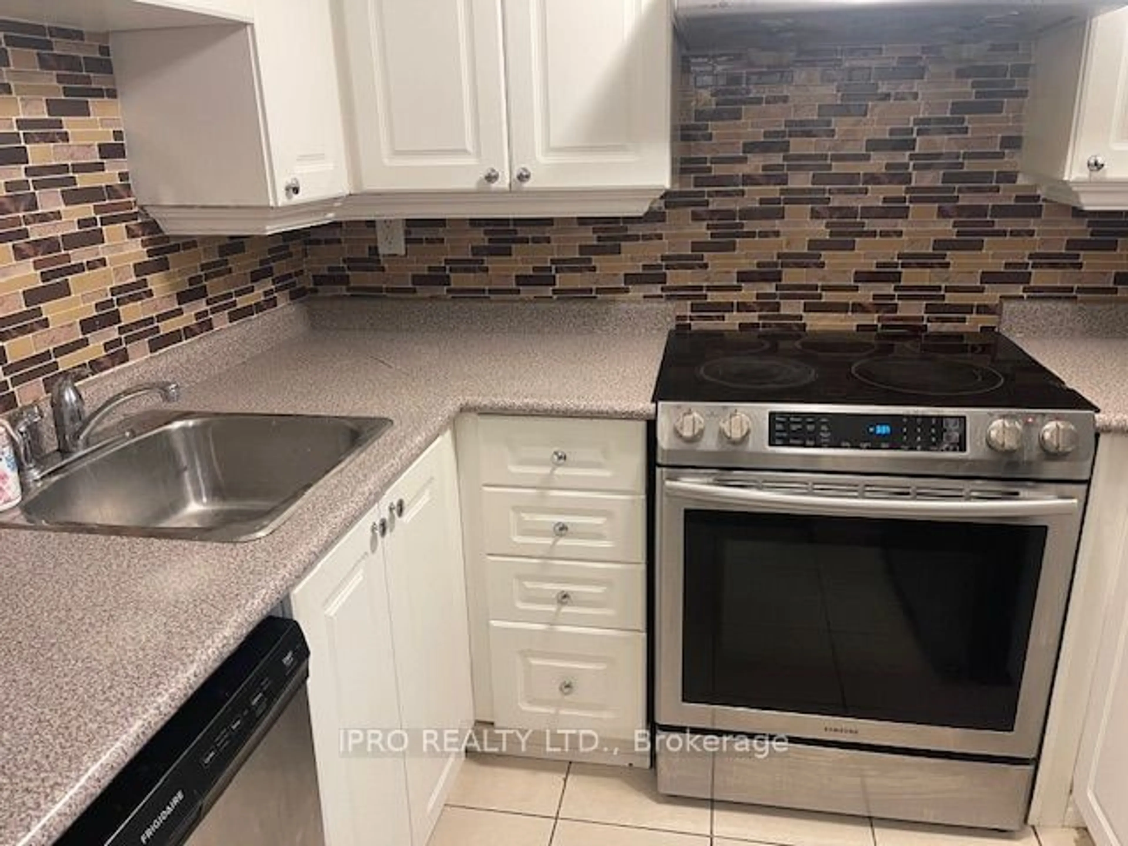 Standard kitchen for 1530 Weston Rd #204, Toronto Ontario M9N 1T2