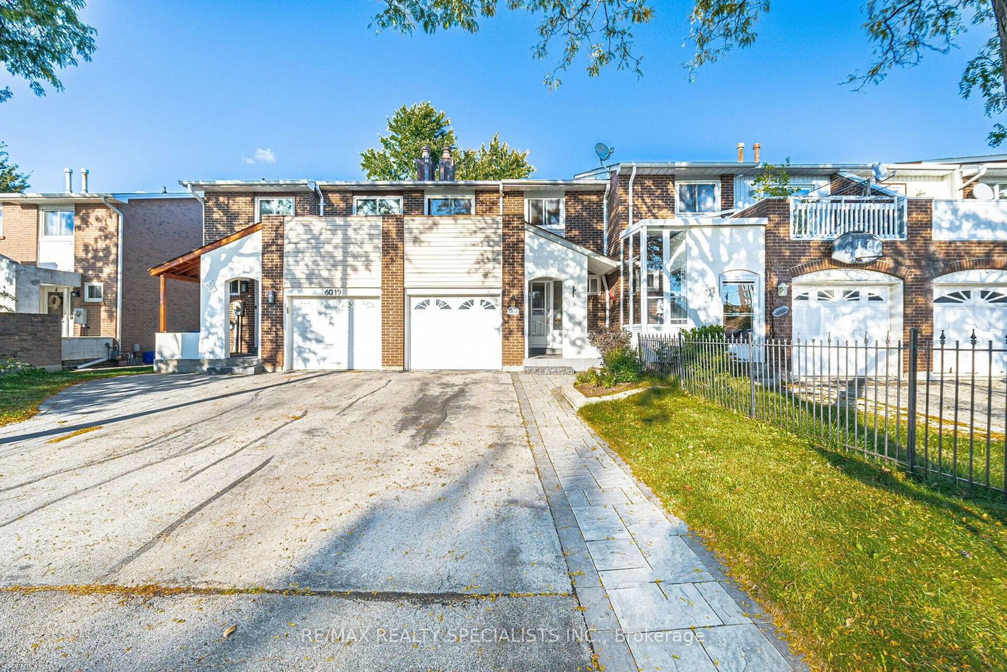 A pic from exterior of the house or condo, the street view for 6017 Chidham Cres, Mississauga Ontario L5N 2R8