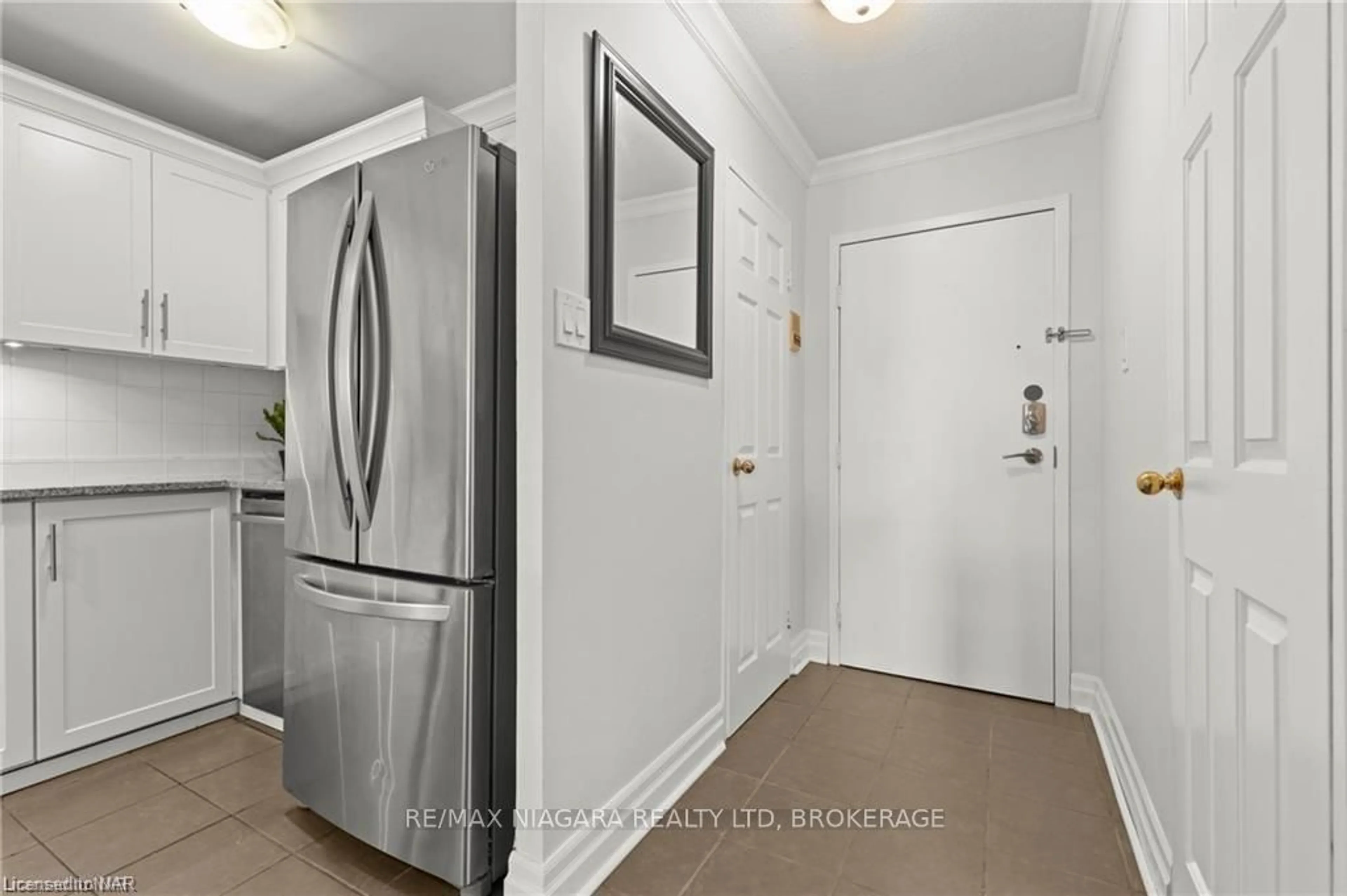 Indoor entryway, unknown floor for 1058 FALGARWOOD Dr #142, Oakville Ontario L6H 2P3