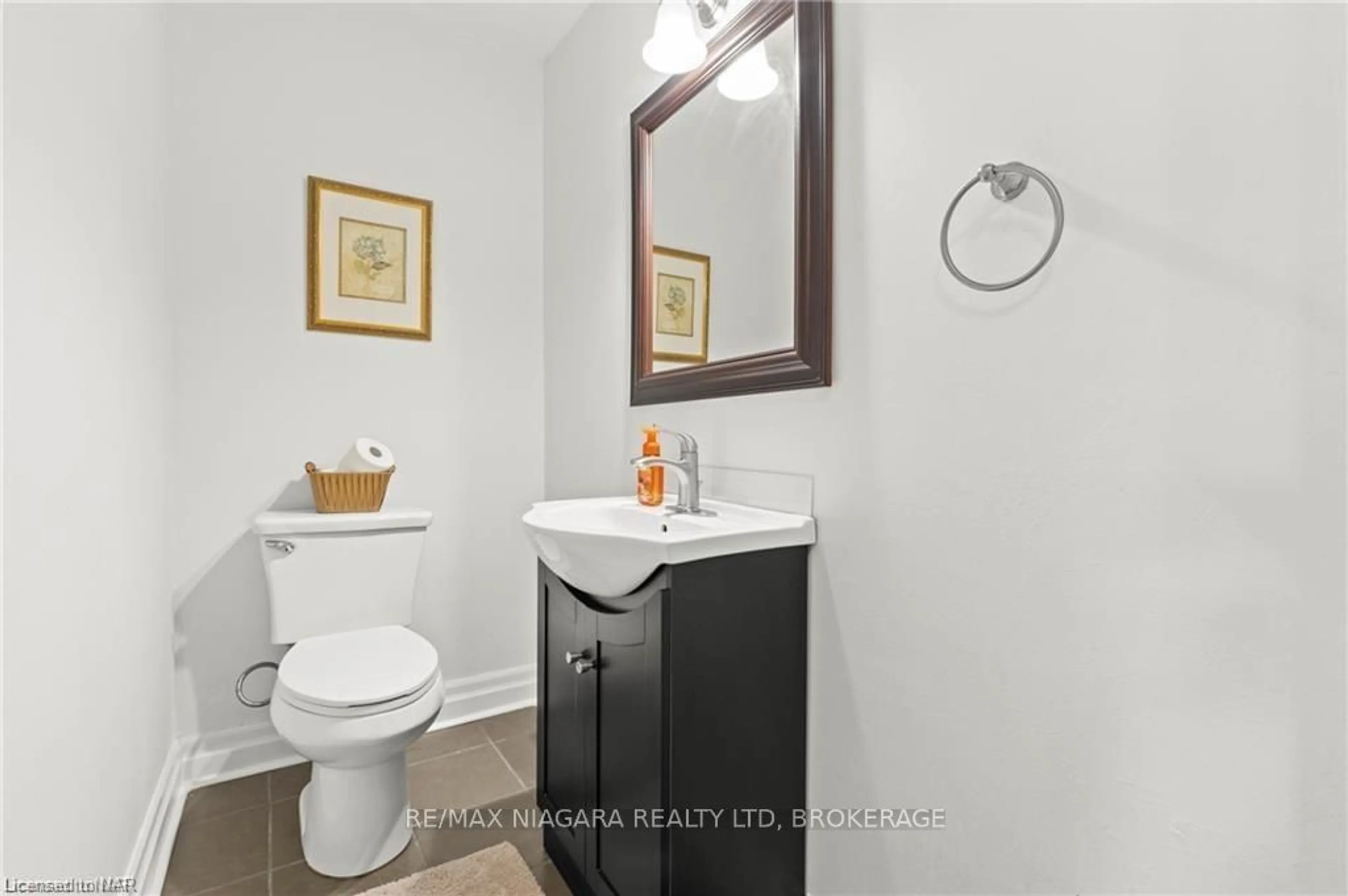 Bathroom, unknown floor for 1058 FALGARWOOD Dr #142, Oakville Ontario L6H 2P3