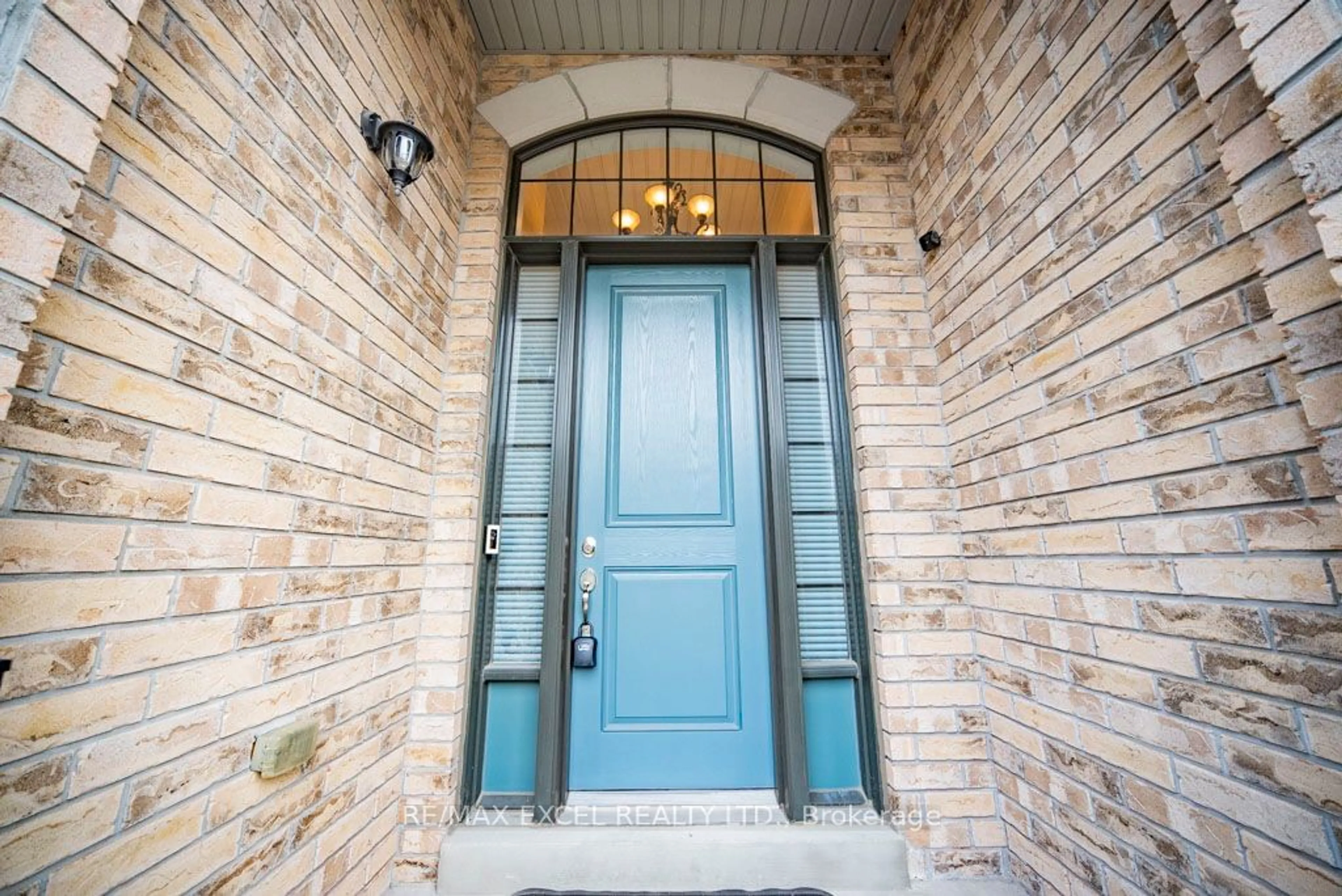 Indoor entryway, wood floors for 23 AUGUSTUS Terr, Toronto Ontario M8Z 0E7