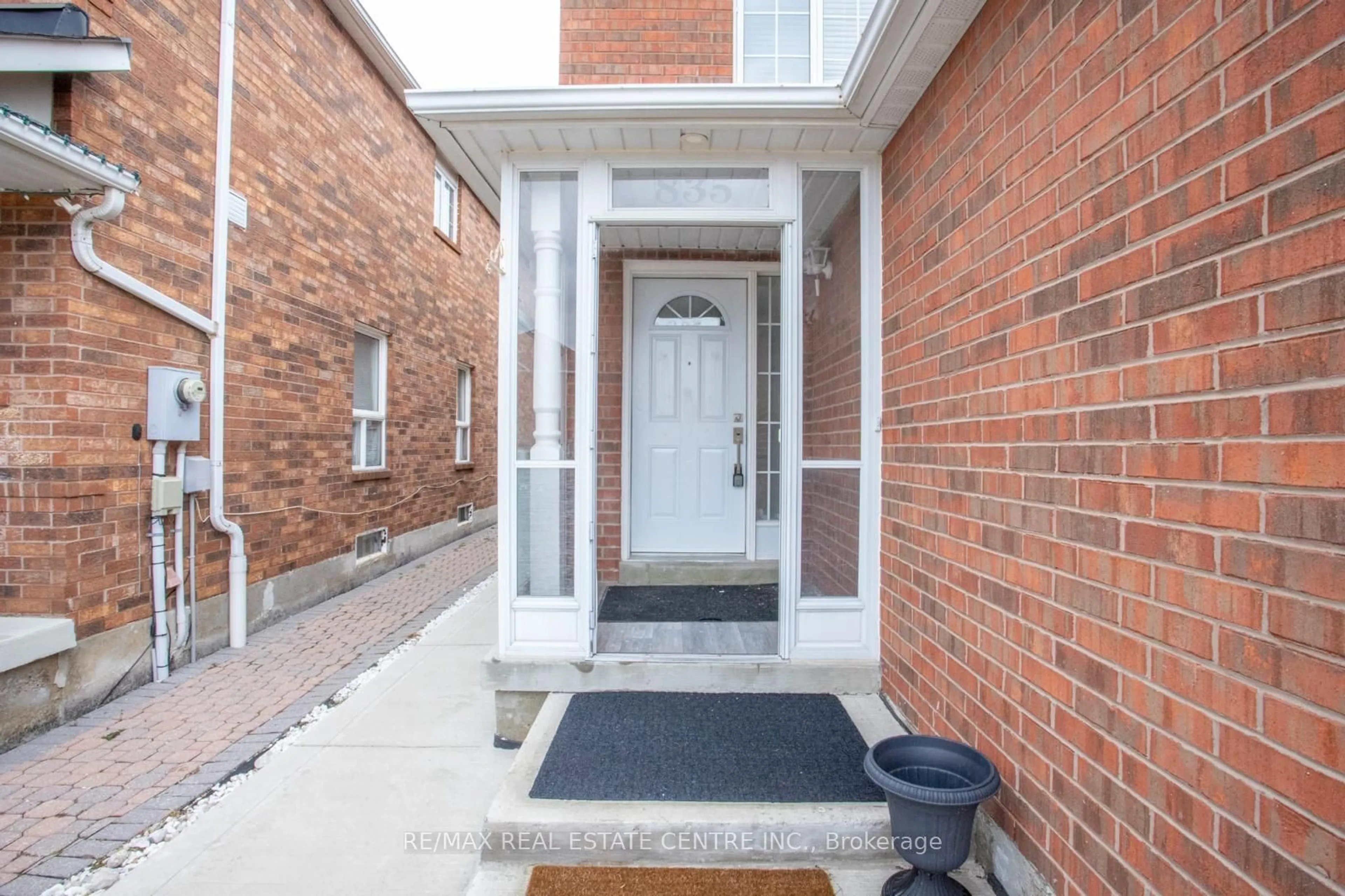 Indoor entryway, unknown floor for 835 Stonebridge Ave, Mississauga Ontario L5V 2L1