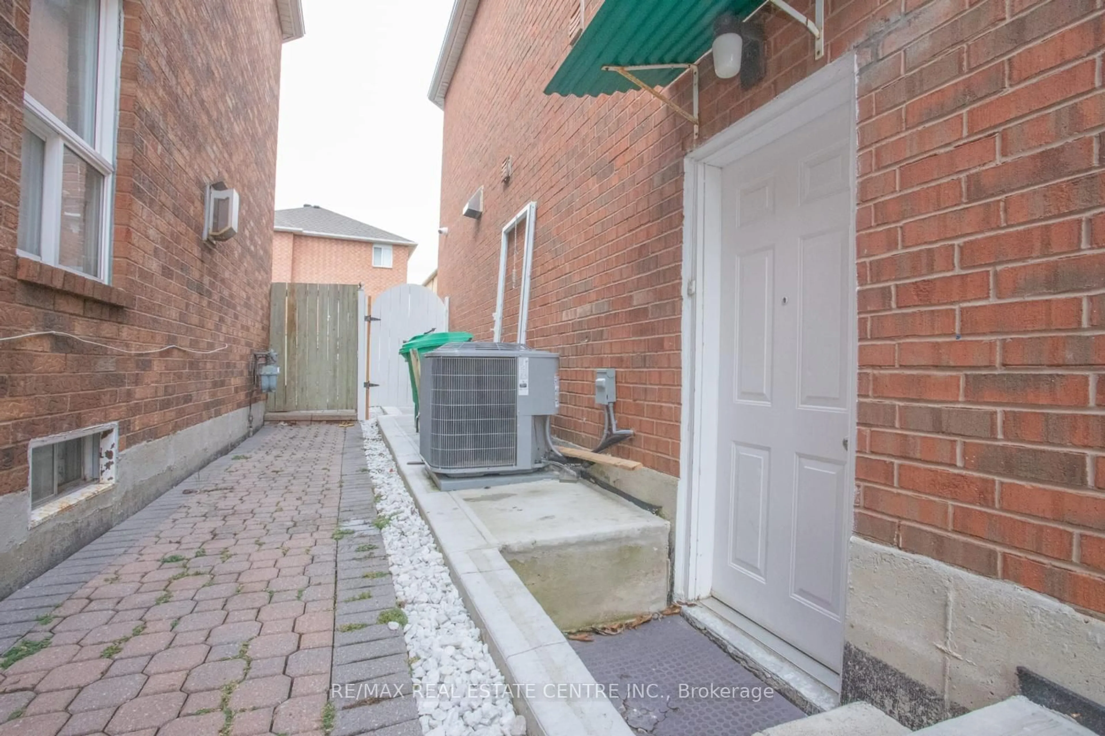 Patio, the street view for 835 Stonebridge Ave, Mississauga Ontario L5V 2L1