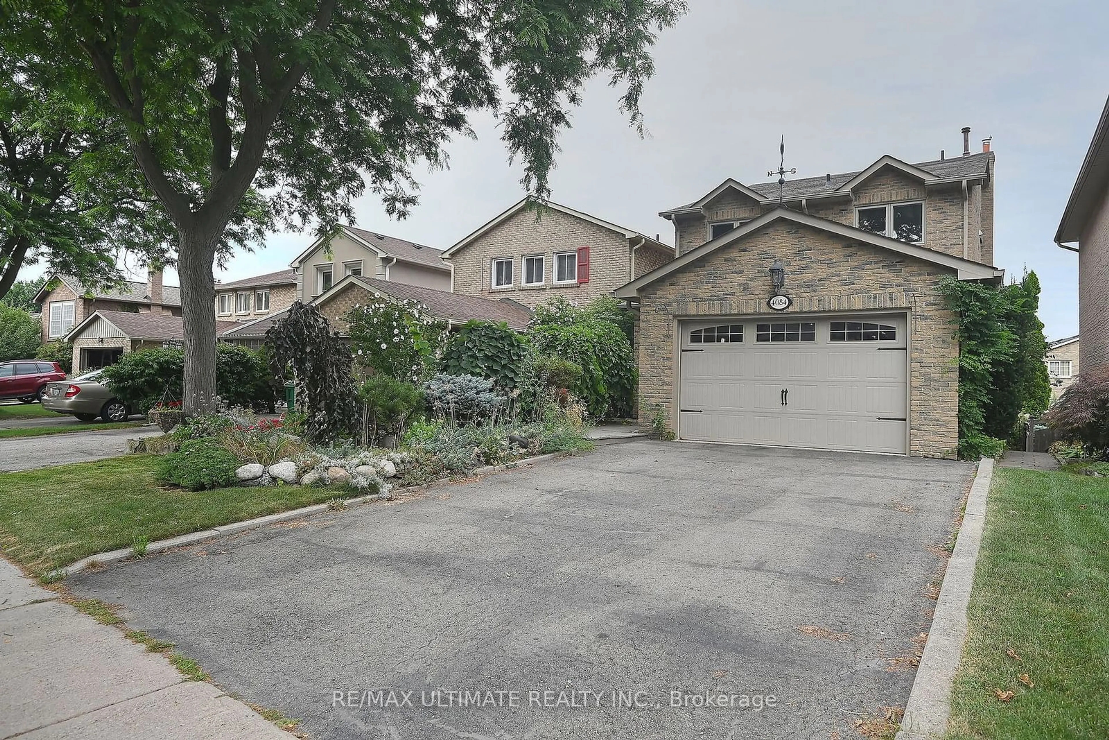 Frontside or backside of a home, the street view for 4084 Trapper Cres, Mississauga Ontario L5L 3A9