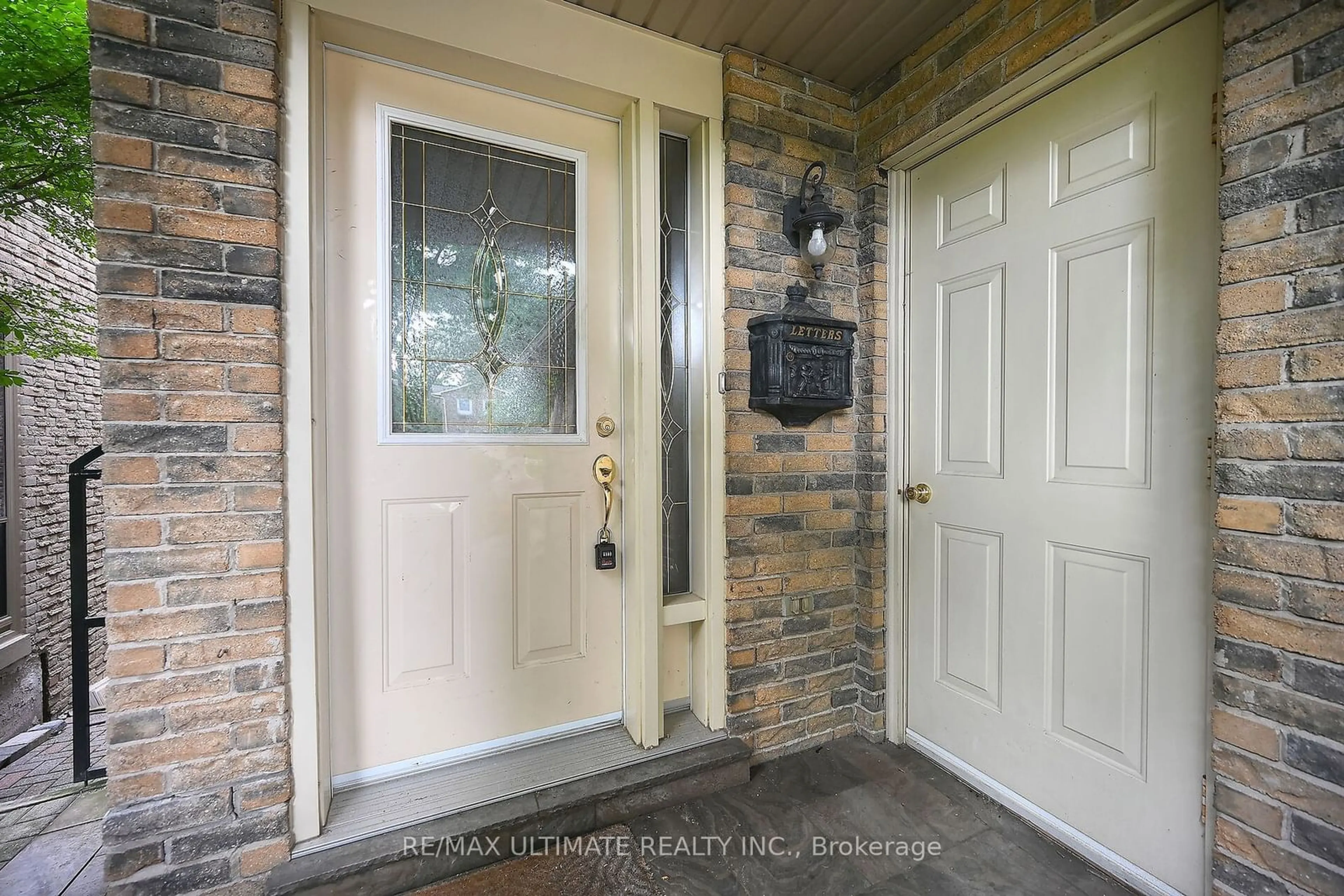 Indoor entryway, wood floors for 4084 Trapper Cres, Mississauga Ontario L5L 3A9