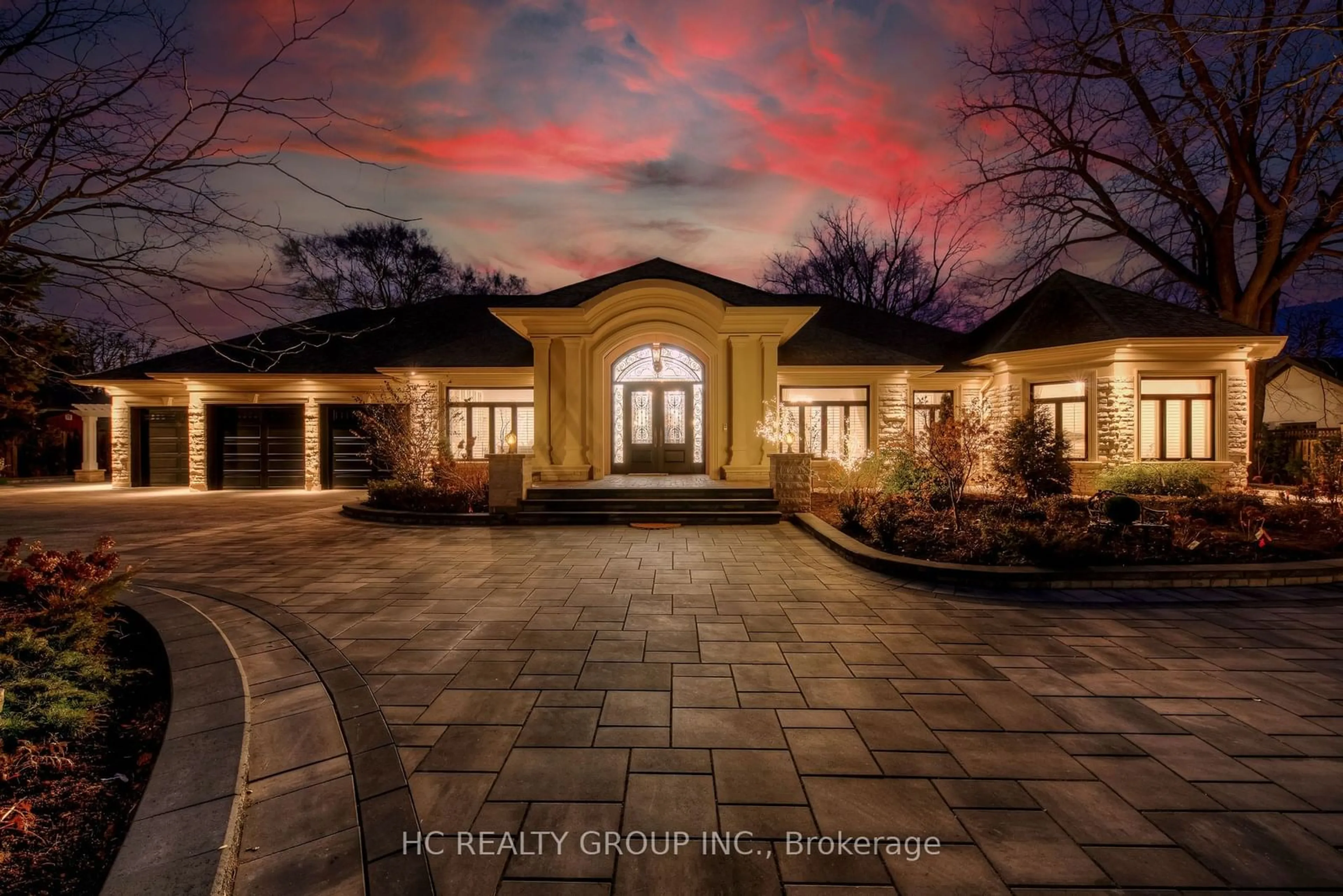 Indoor entryway, ceramic floors for 431 Fourth Line, Oakville Ontario L6L 5A5