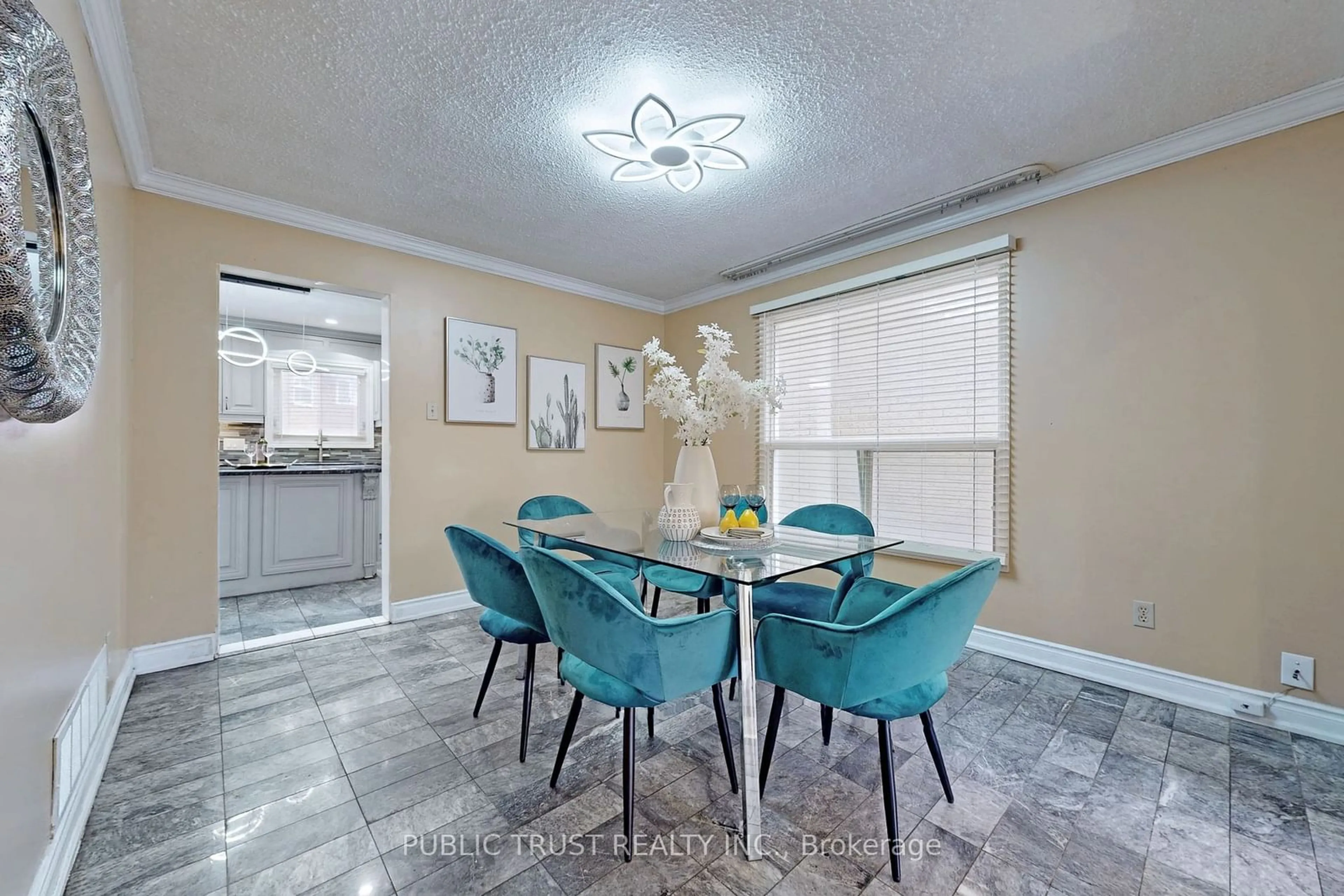 Dining room, carpet floors, cottage for 89 Newport St, Brampton Ontario L6S 4N1