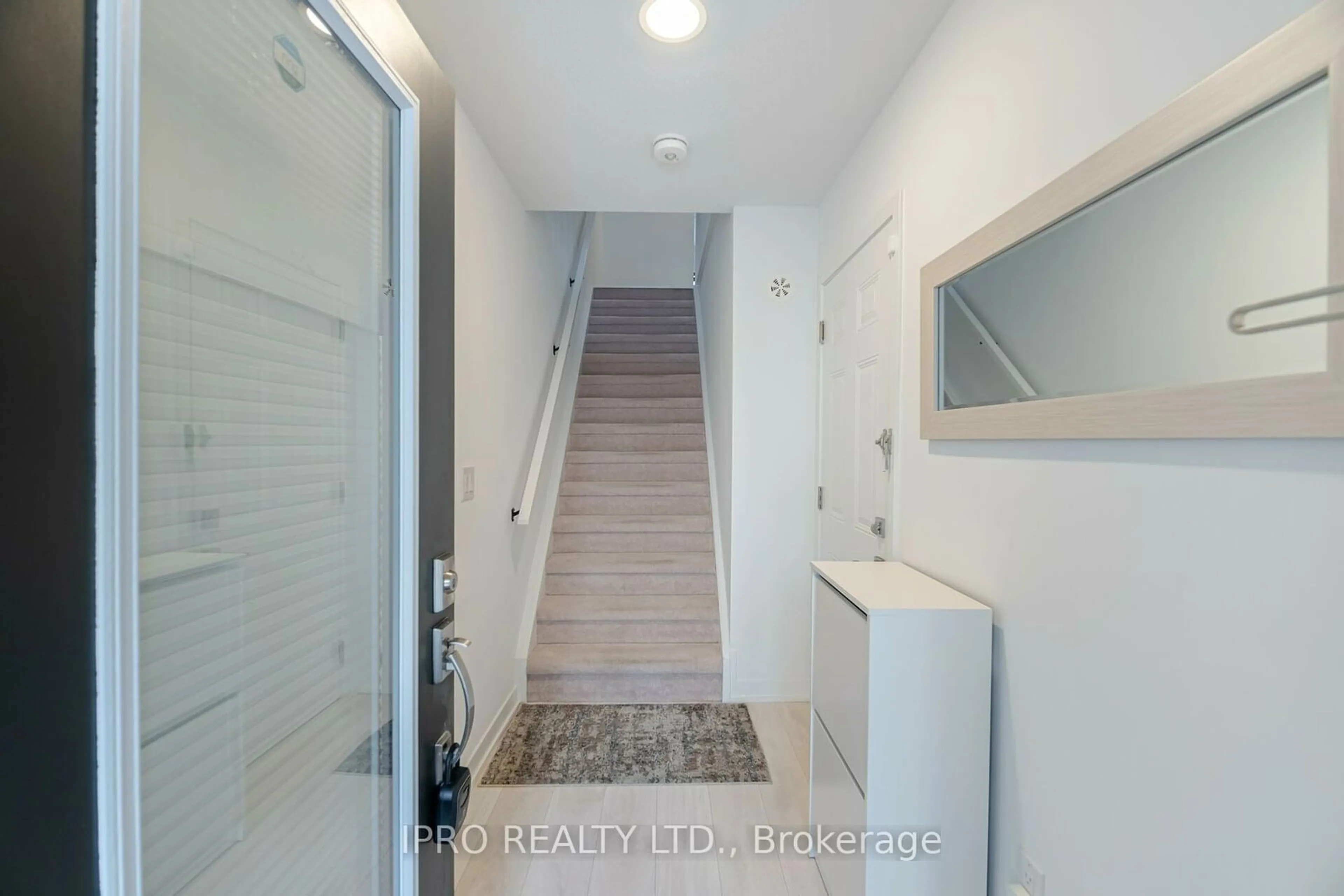 Indoor entryway, wood floors for 1095 Cooke Blvd #31, Burlington Ontario L7T 0C4