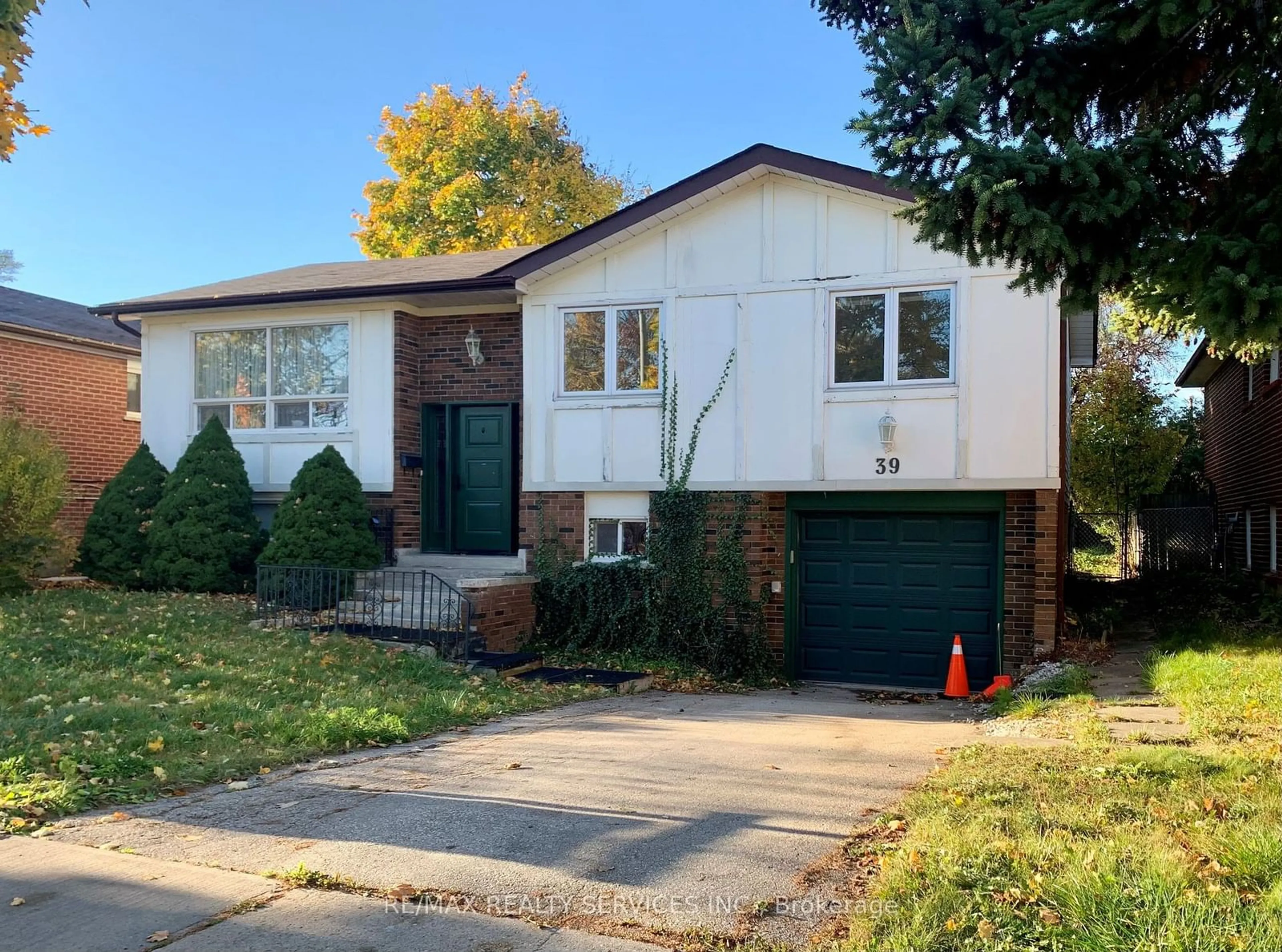 Frontside or backside of a home, the street view for 39 Merton Rd, Brampton Ontario L6V 2V5