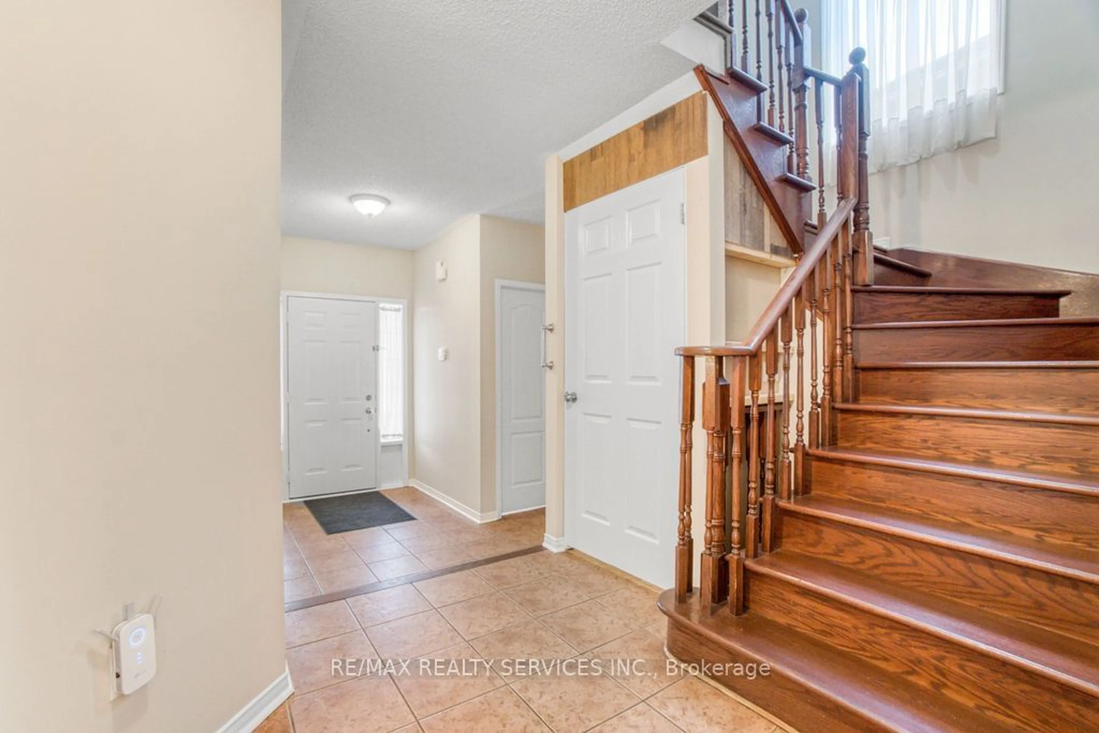 Indoor entryway, wood floors for 149 Brisdale Dr, Brampton Ontario L7A 2Y8