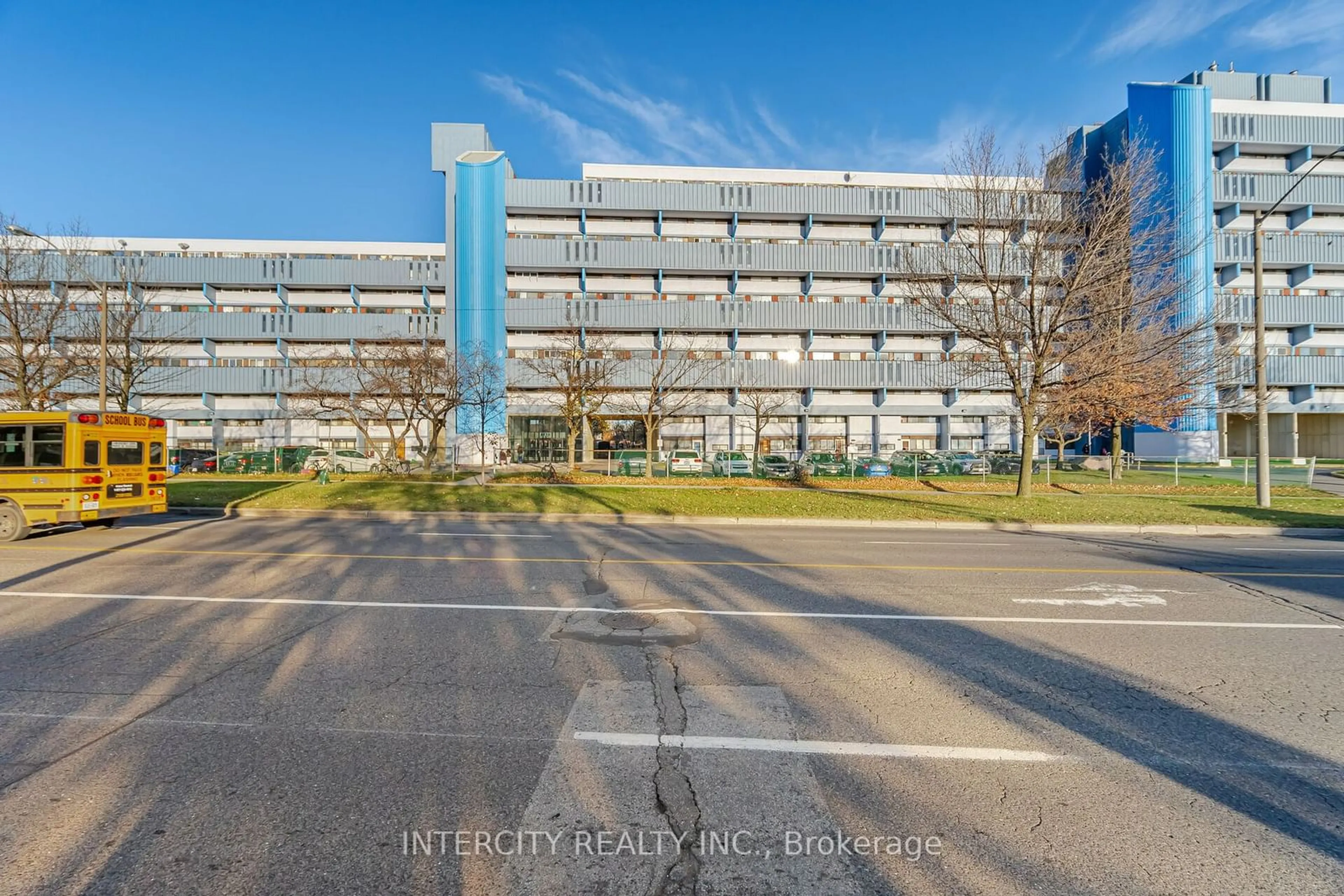 A pic from exterior of the house or condo, the front or back of building for 4673 Jane St #609, Toronto Ontario M3N 2L1