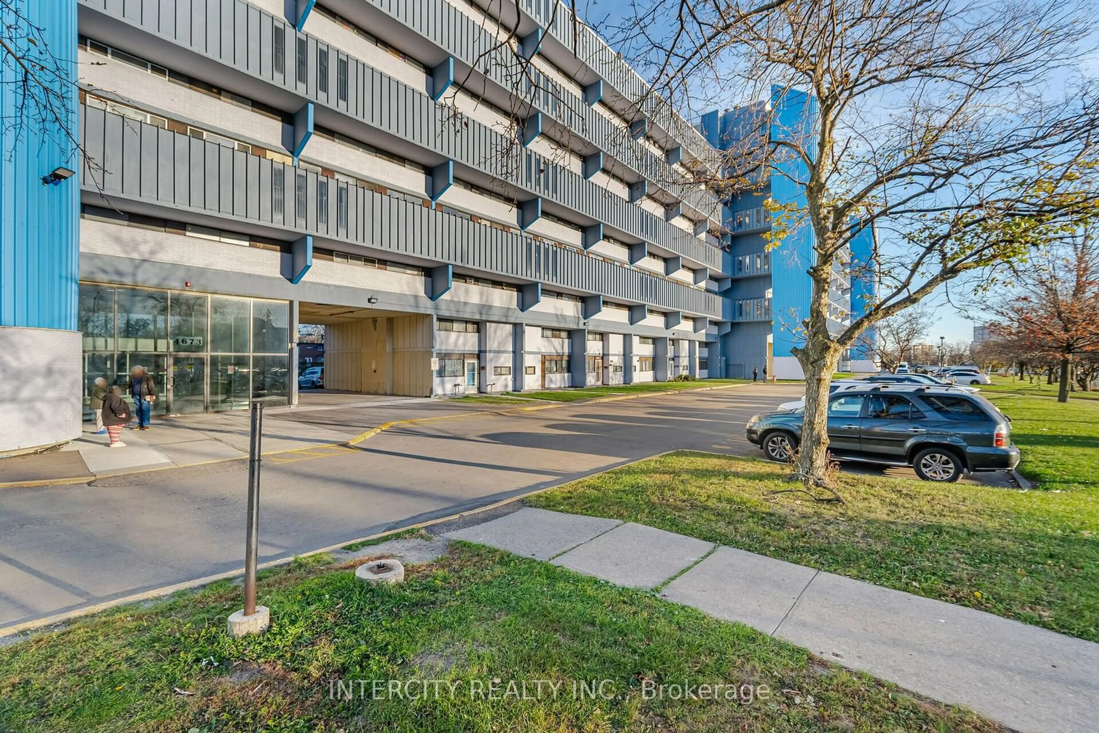 A pic from exterior of the house or condo, the street view for 4673 Jane St #609, Toronto Ontario M3N 2L1