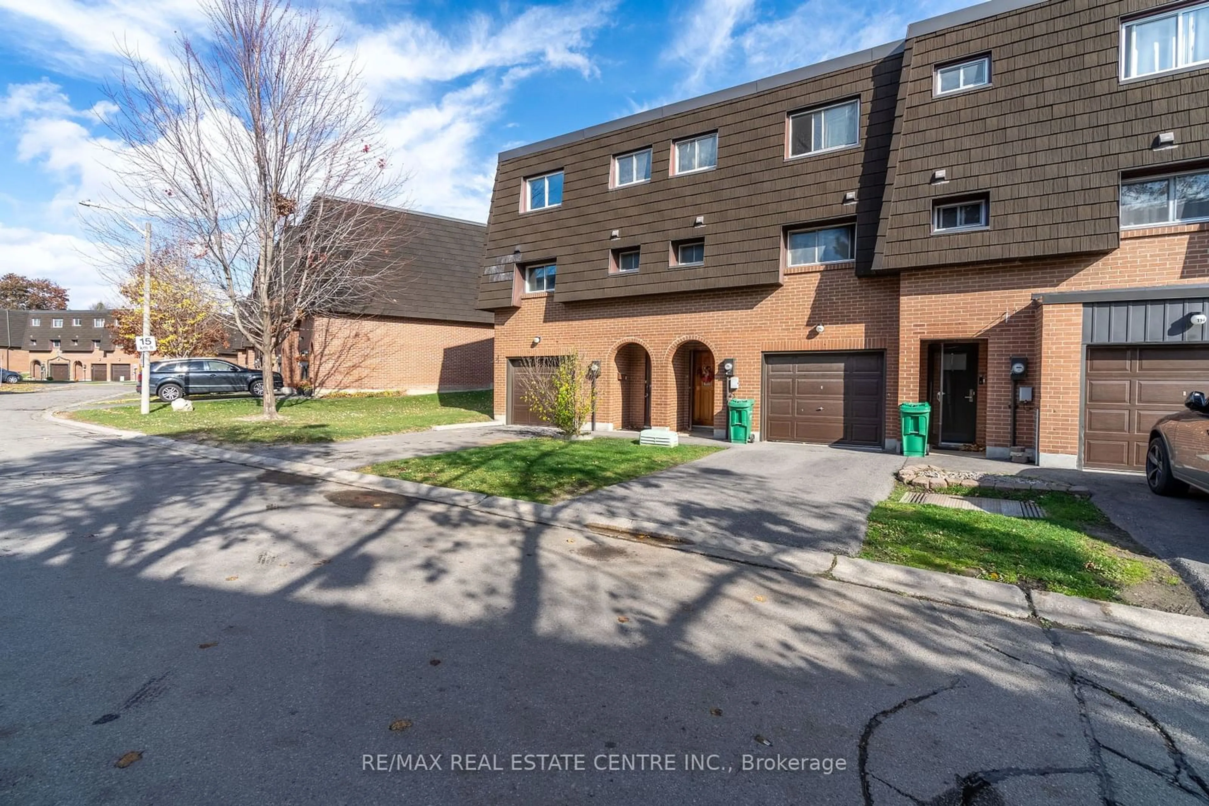 A pic from exterior of the house or condo, the front or back of building for 118 Darras Crt, Brampton Ontario L6T 1W7