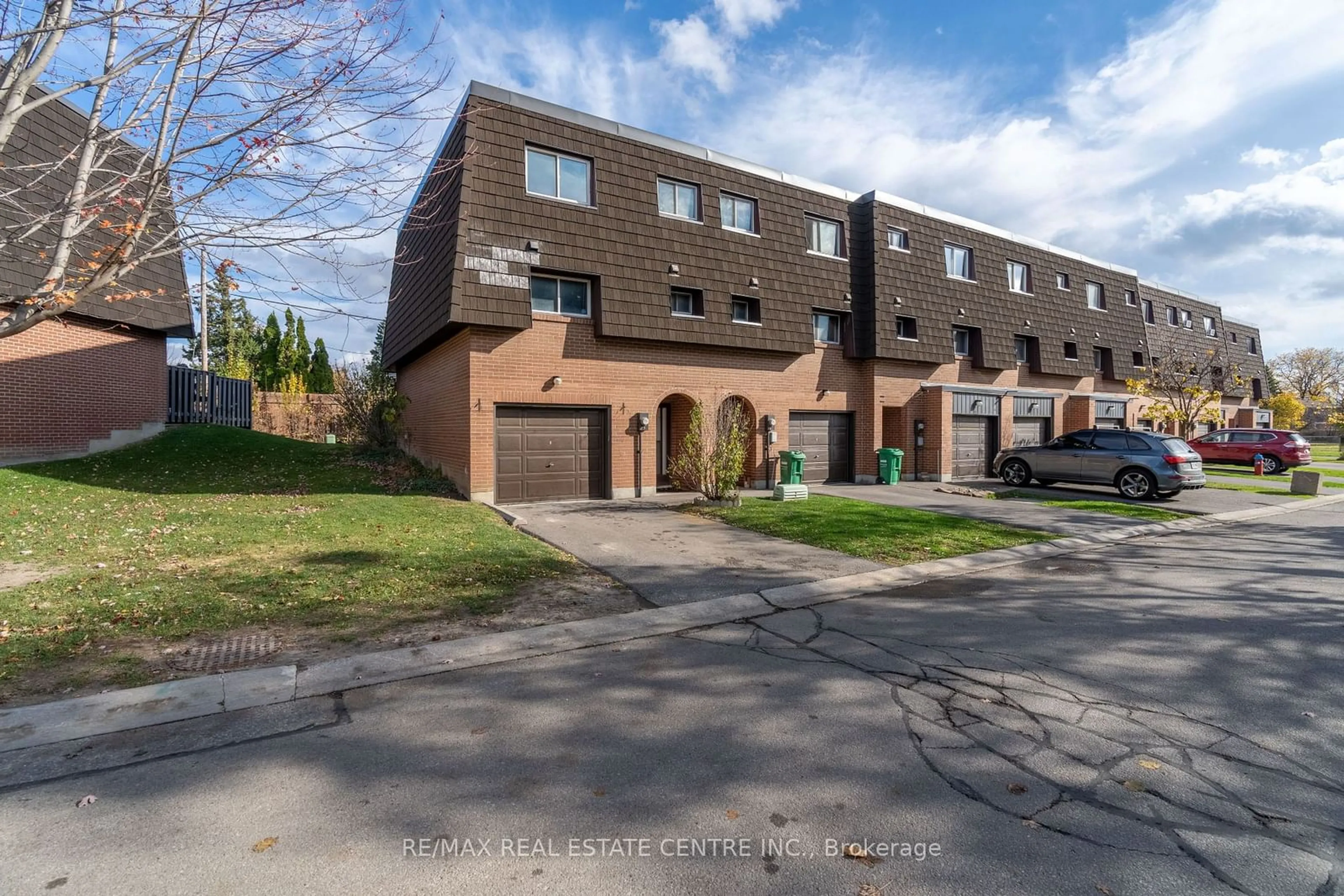 A pic from exterior of the house or condo, the street view for 118 Darras Crt, Brampton Ontario L6T 1W7