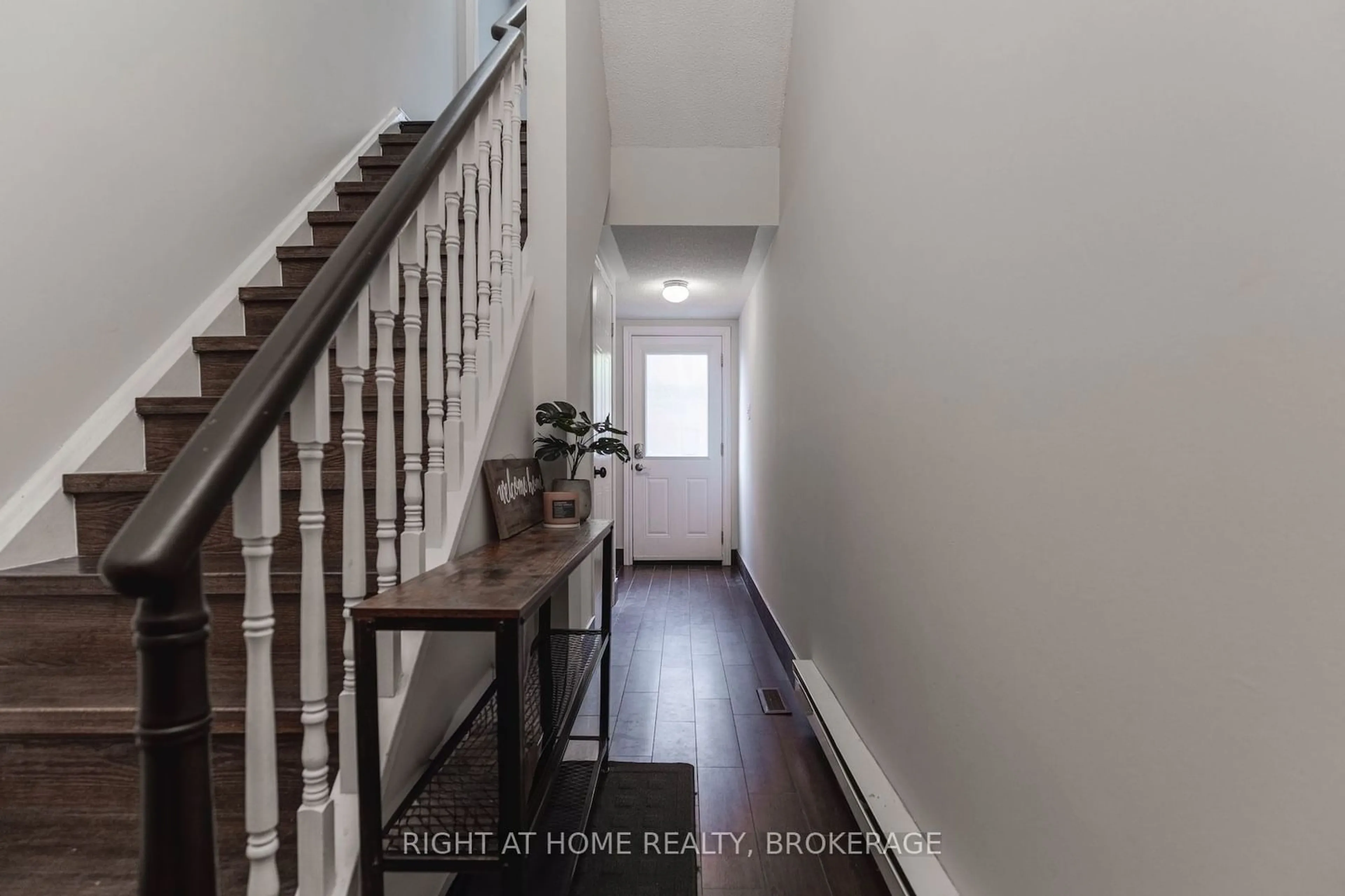 Indoor entryway, wood floors for 45 Bristol Rd #44, Mississauga Ontario L4Z 3P5