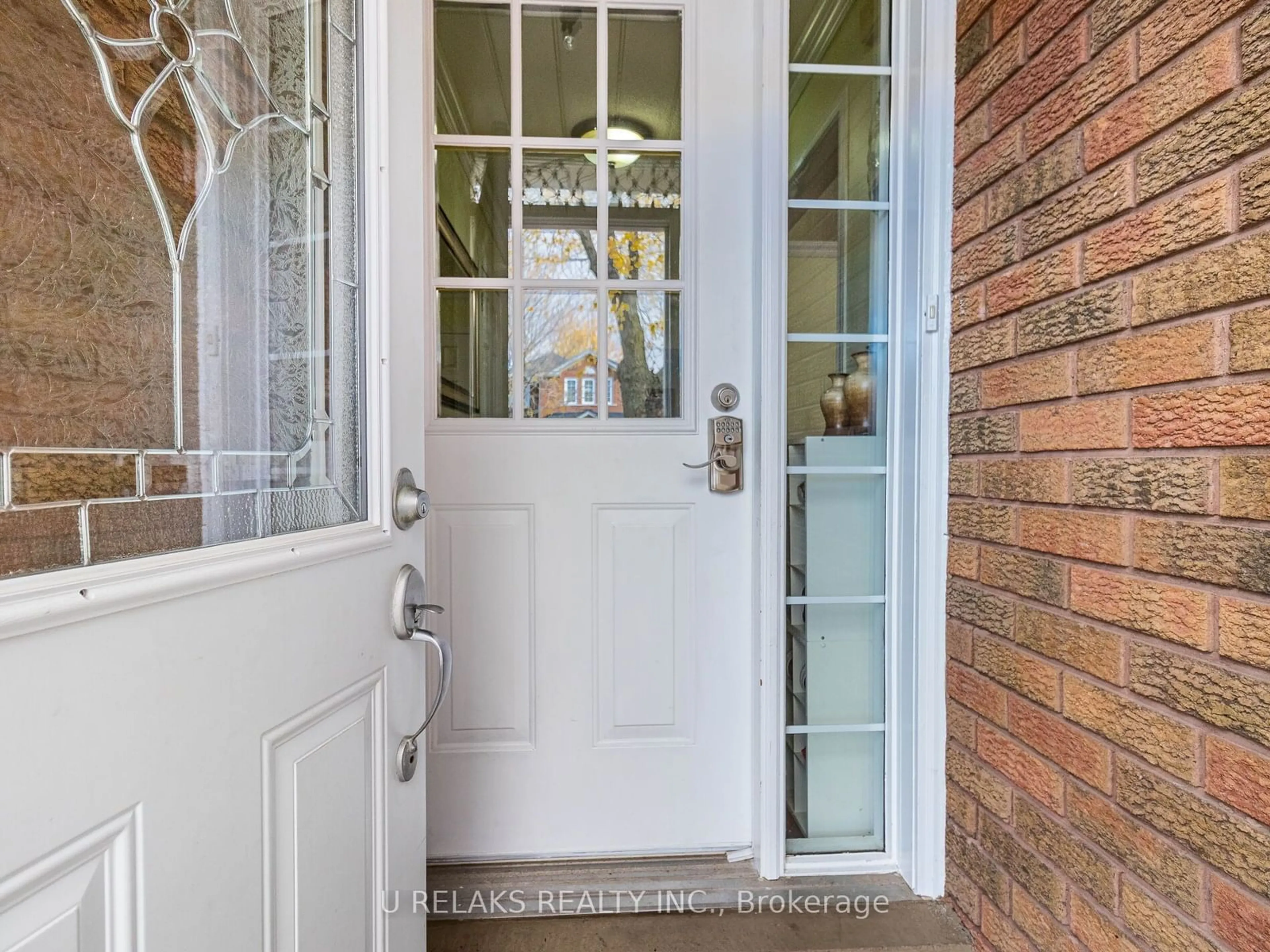 Indoor entryway, wood floors for 1132 Glen Valley Rd, Oakville Ontario L6M 3K8